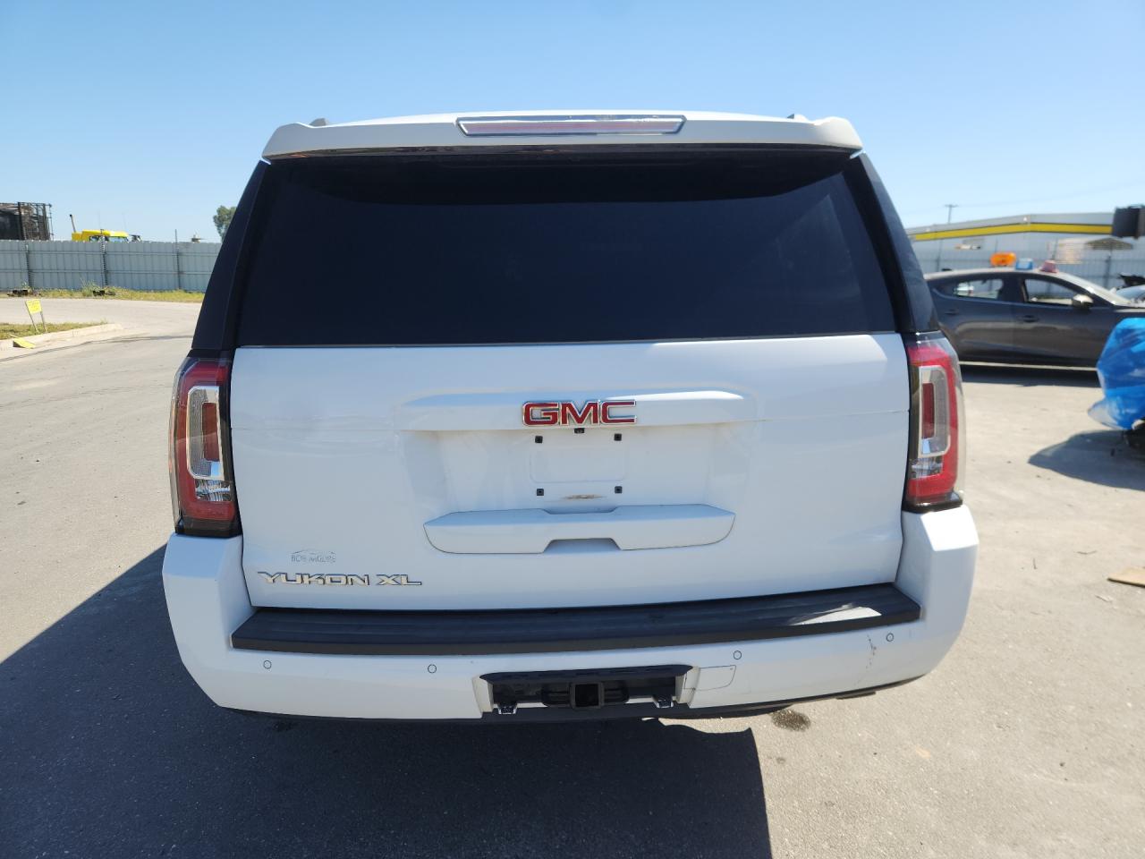 2015 Gmc Yukon Xl K1500 Slt White vin: 1GKS2HKC7FR541113 Damage: Lift Gate, Dent(S) W/ Paint Dmg, 5 To 6 Inches