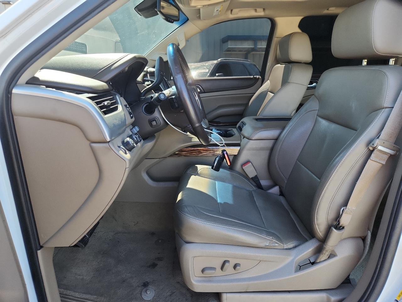 2015 Gmc Yukon Xl K1500 Slt White vin: 1GKS2HKC7FR541113 Damage: Left Front Seat Cushion, Torn, 4 To 5 Inches