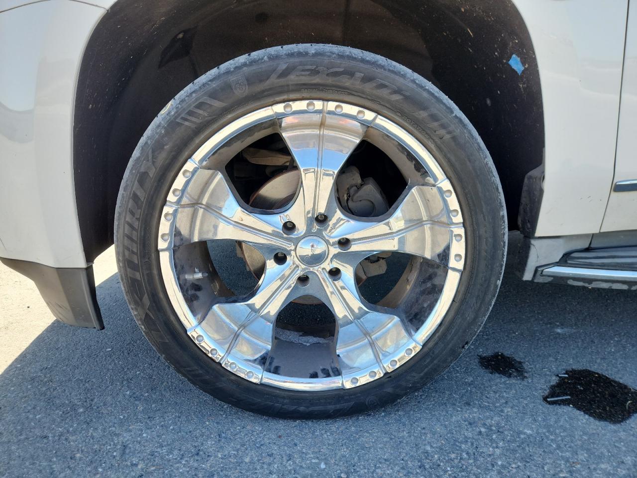 2015 Gmc Yukon Xl K1500 Slt White vin: 1GKS2HKC7FR541113 Damage: Left Front Wheel, Curb Rash, 3 To 4 Inches