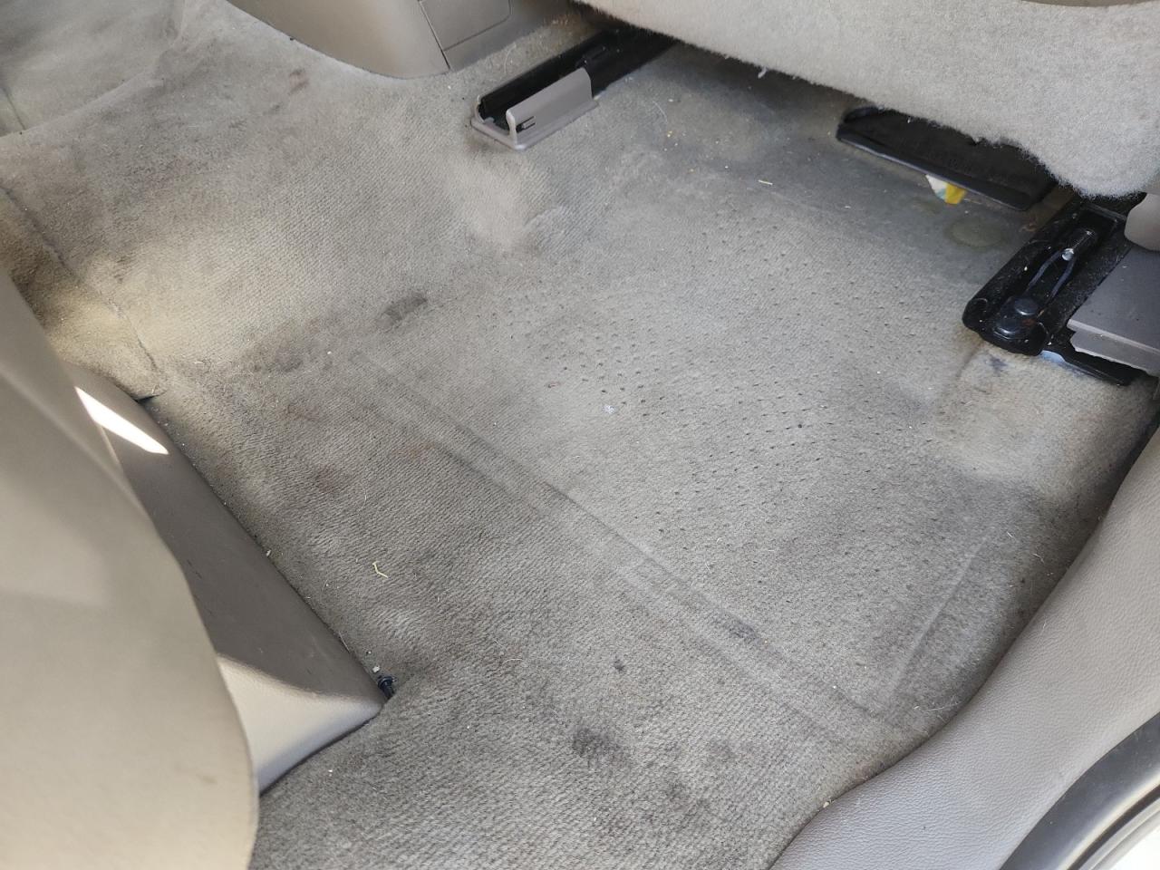 2015 Gmc Yukon Xl K1500 Slt White vin: 1GKS2HKC7FR541113 Damage: Right Rear Carpet, Stained, Permanent