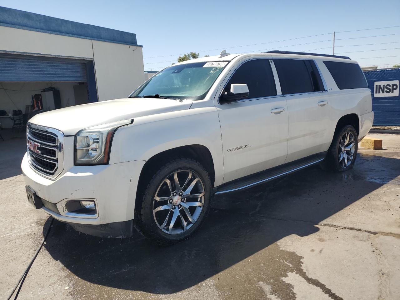 2015 Gmc Yukon Xl K1500 Slt White vin: 1GKS2HKCXFR576972 Damage: Front Bumper, Heavy Scratch, > 12 Inches