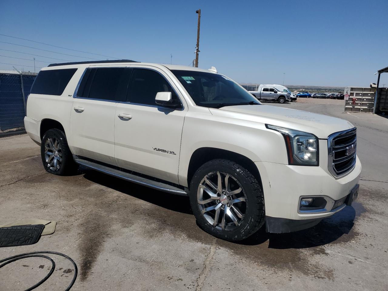 2015 Gmc Yukon Xl K1500 Slt White vin: 1GKS2HKCXFR576972 Damage: Right Front Fender, Dent(S) W/ Paint Dmg, 1 To 2 Inches