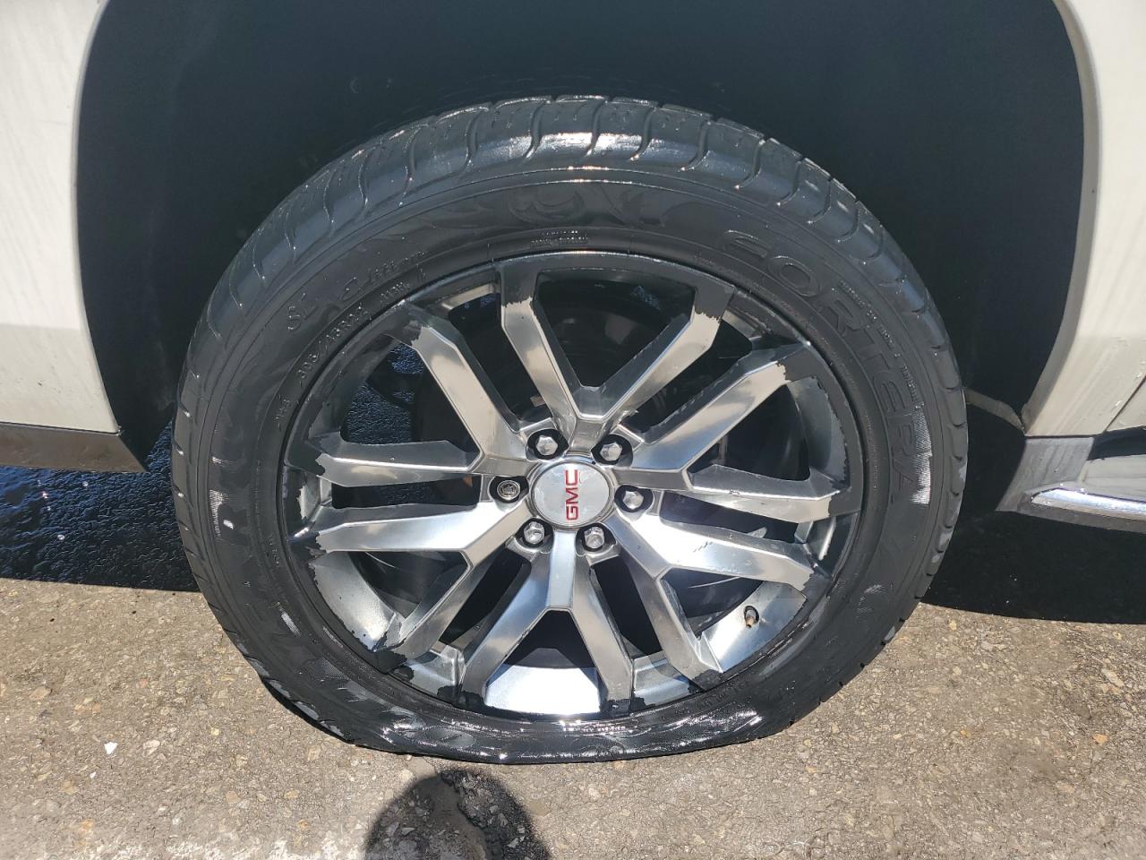 2015 Gmc Yukon Xl K1500 Slt White vin: 1GKS2HKCXFR576972 Damage: Right Rear Wheel, Peeling, > 12 Inches