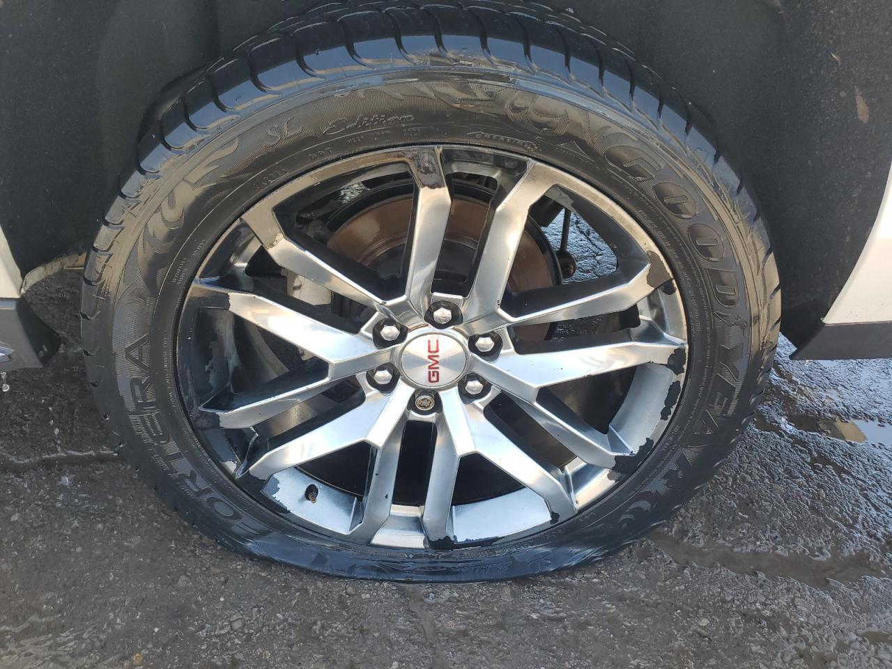 2015 Gmc Yukon Xl K1500 Slt White vin: 1GKS2HKCXFR576972 Damage: Left Rear Wheel, Peeling, > 12 Inches