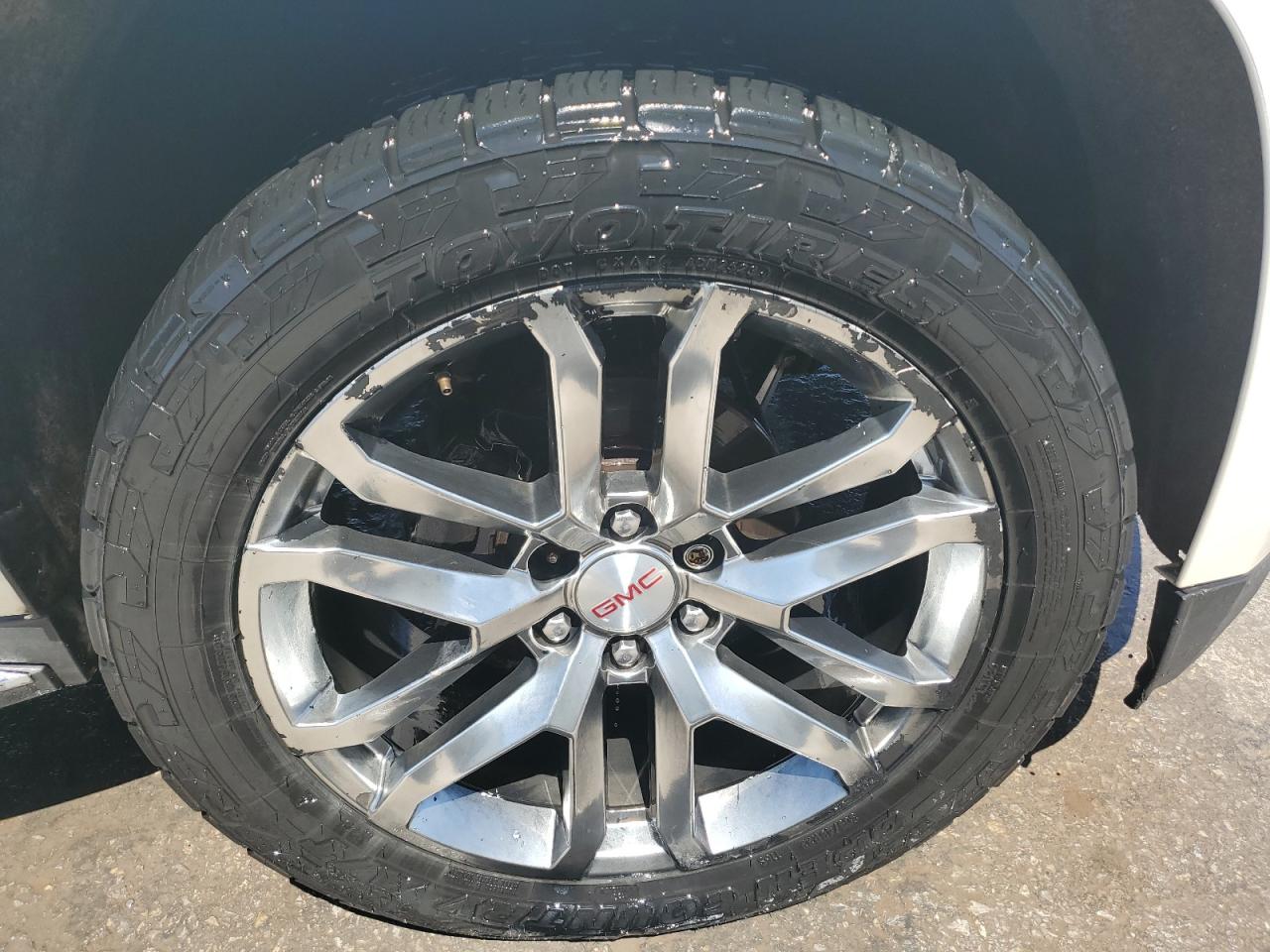 2015 Gmc Yukon Xl K1500 Slt White vin: 1GKS2HKCXFR576972 Damage: Right Front Wheel, Peeling, > 12 Inches