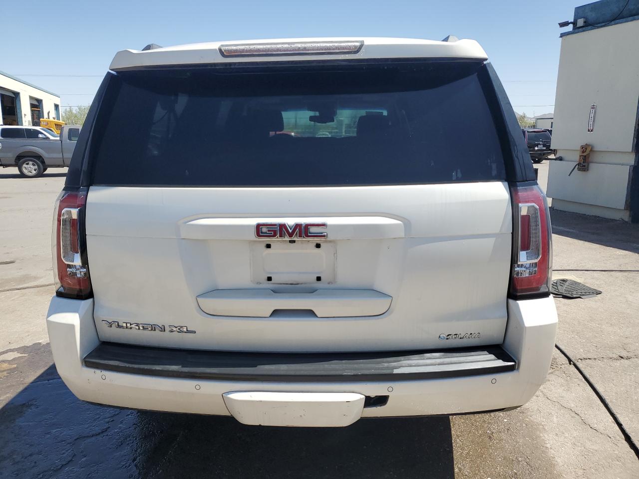 2015 Gmc Yukon Xl K1500 Slt White vin: 1GKS2HKCXFR576972 Damage: Rear Bumper, Broken, Replacement Required