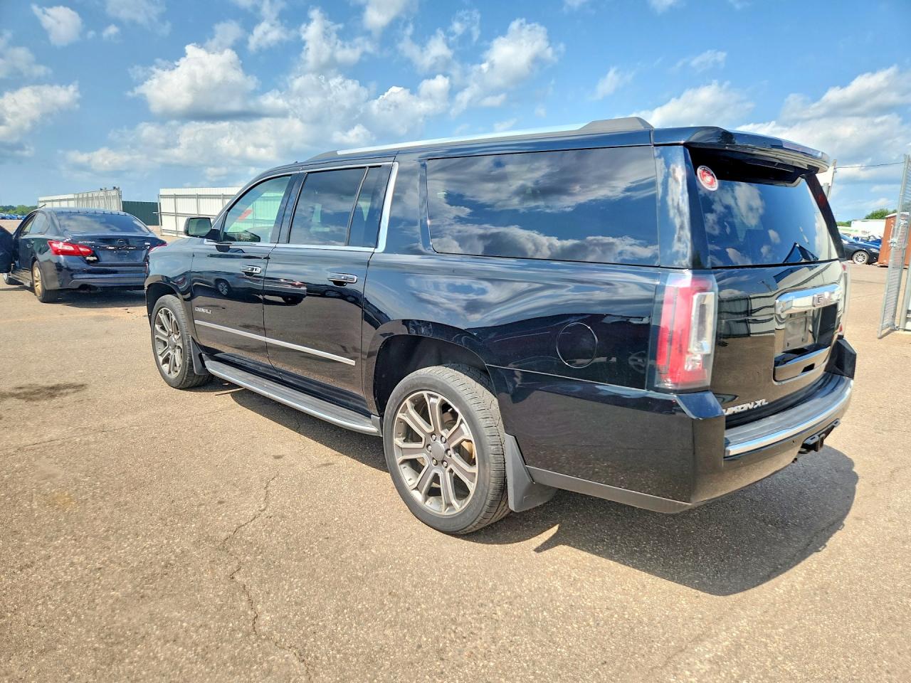 2018 Gmc Yukon Xl Denali Black vin: 1GKS2HKJ2JR136333