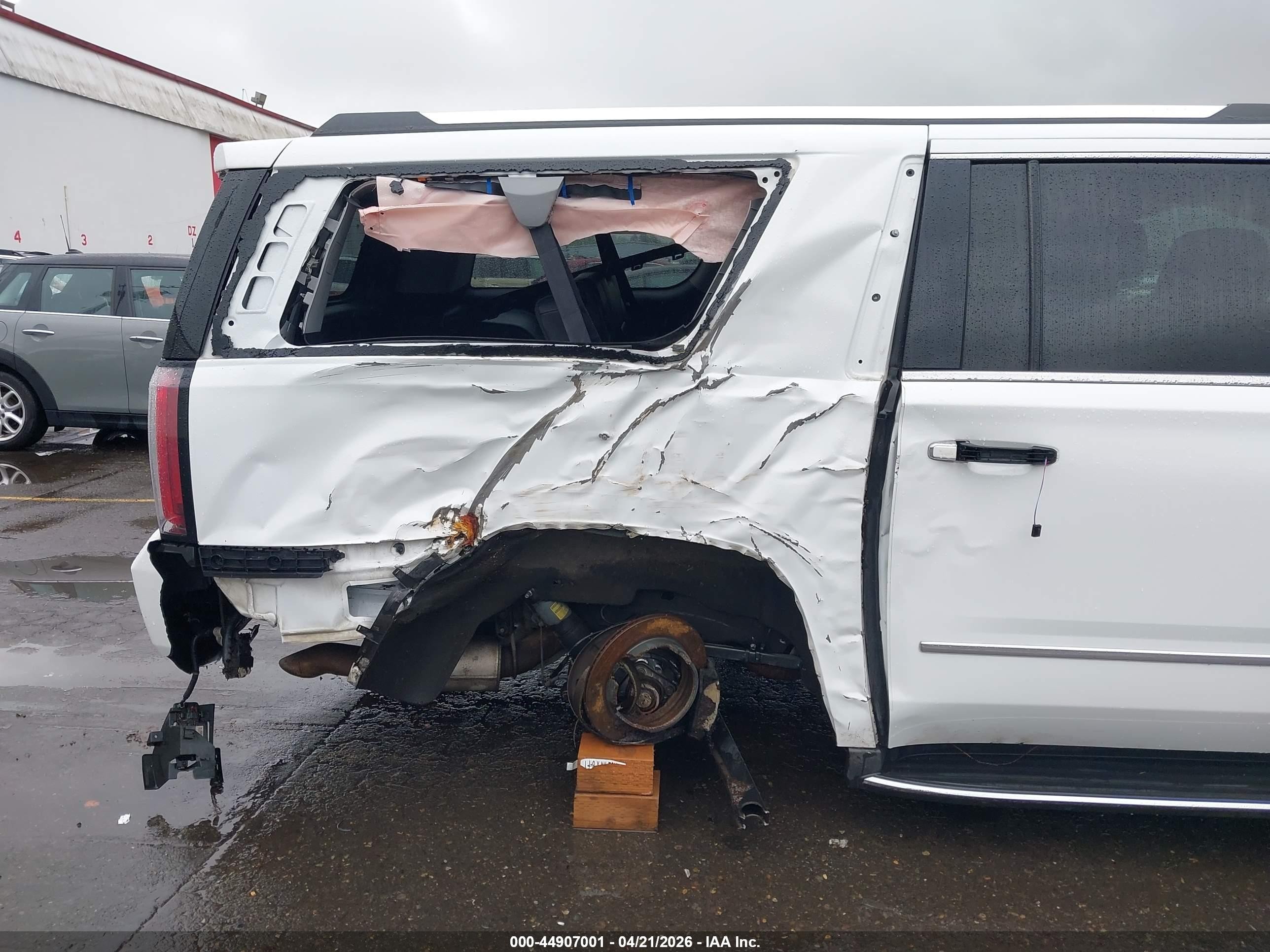 2018 Gmc Yukon Xl Denali White vin: 1GKS2HKJ2JR170451