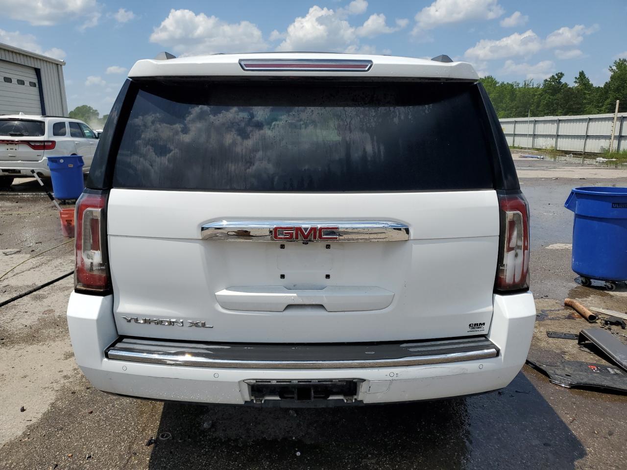 2015 Gmc Yukon Xl Denali White vin: 1GKS2JKJ2FR221882 Damage: Lift Gate, Heavy Scratch, 1/2 To 1 Inch