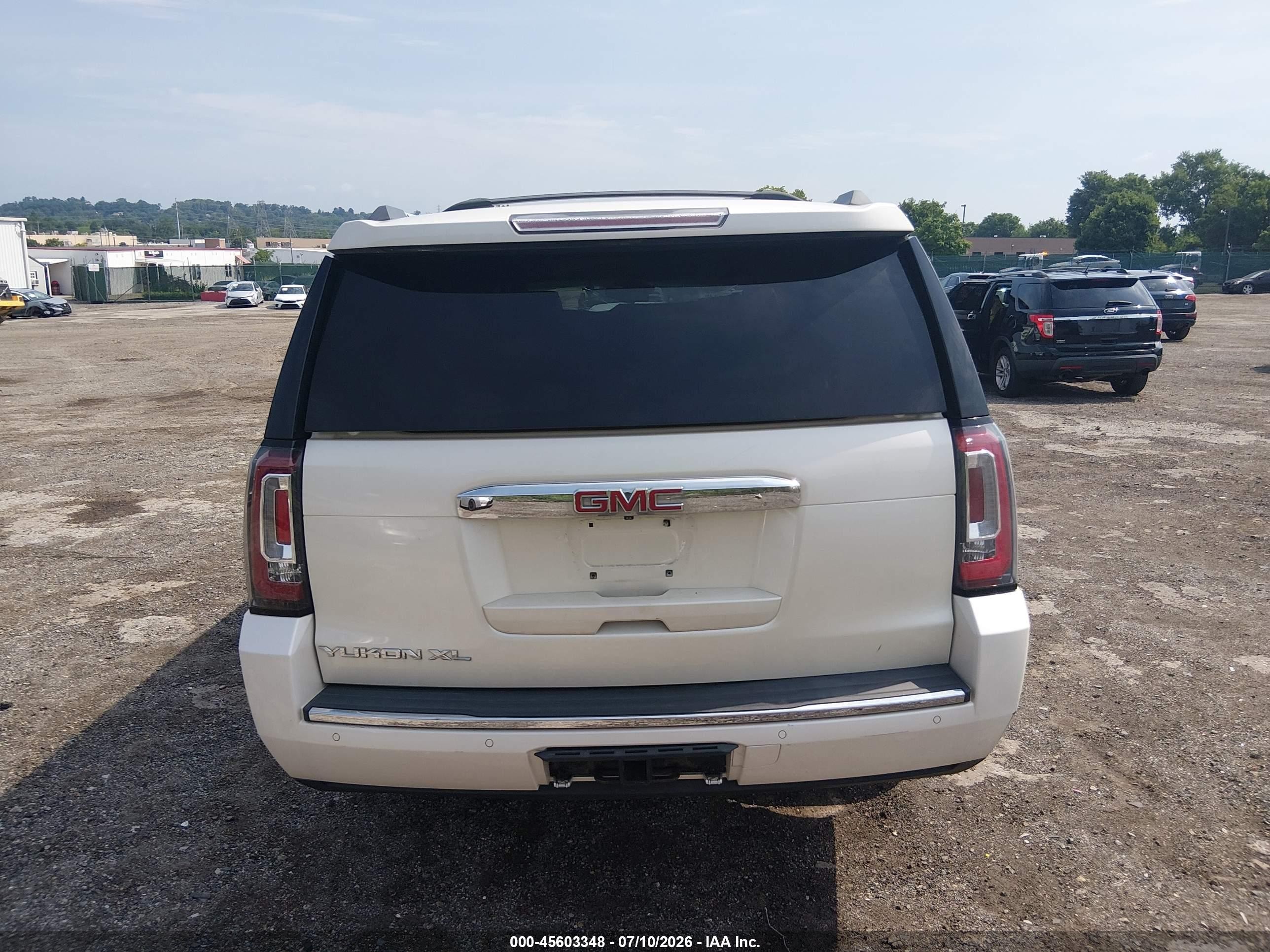 2015 Gmc Yukon Xl 1500 Denali White vin: 1GKS2JKJ2FR565812