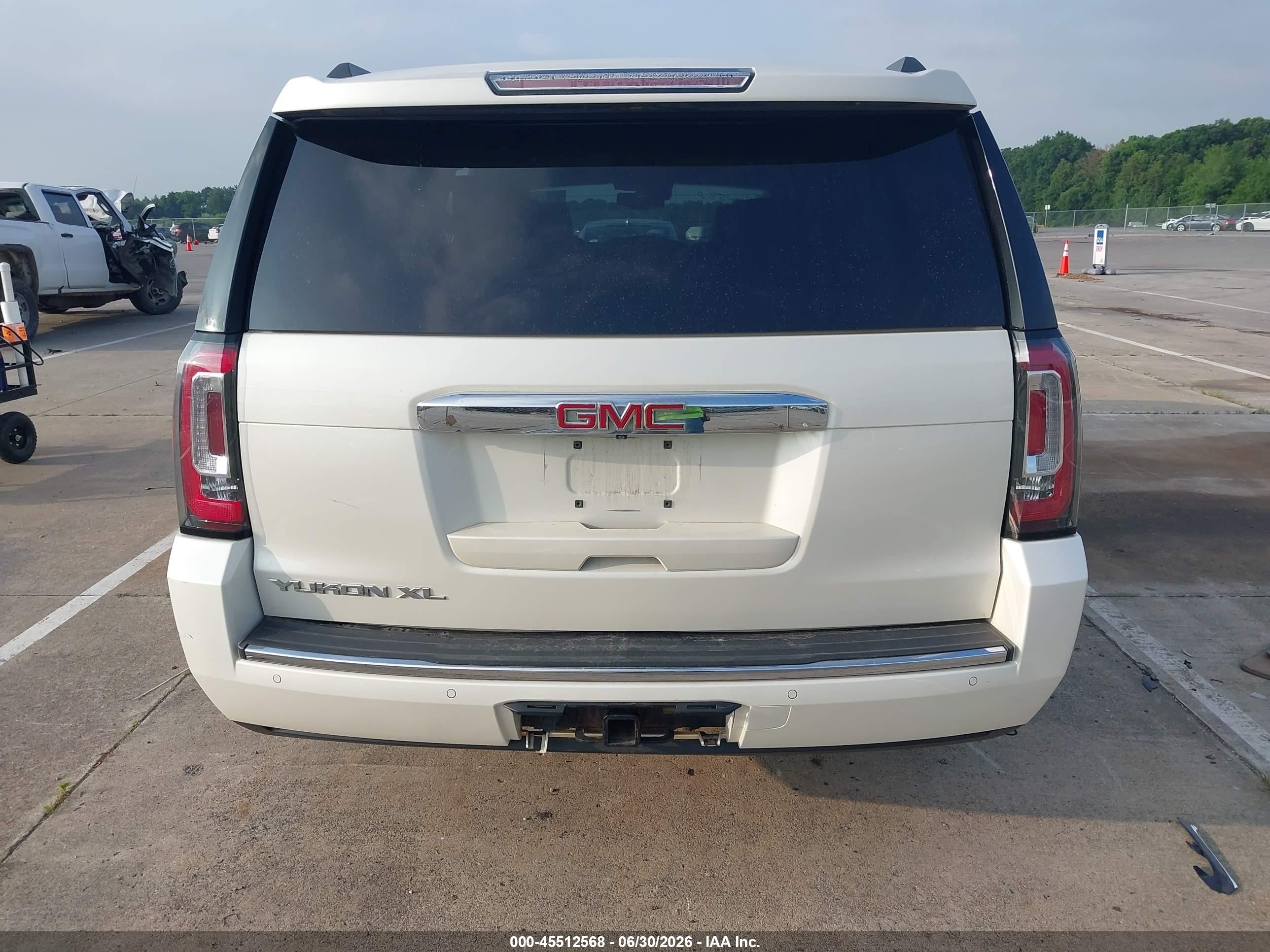 2015 Gmc Yukon Xl 1500 Denali White vin: 1GKS2JKJ3FR673856