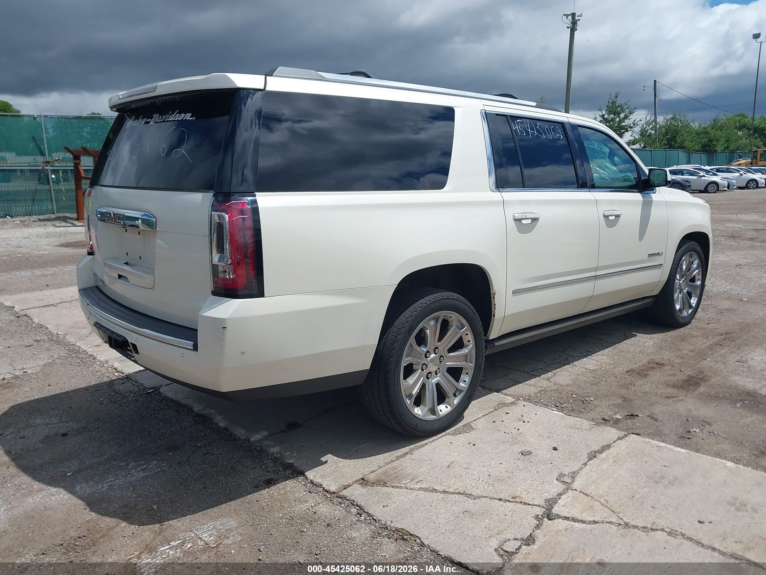 2015 Gmc Yukon Xl 1500 Denali White vin: 1GKS2JKJ6FR172461