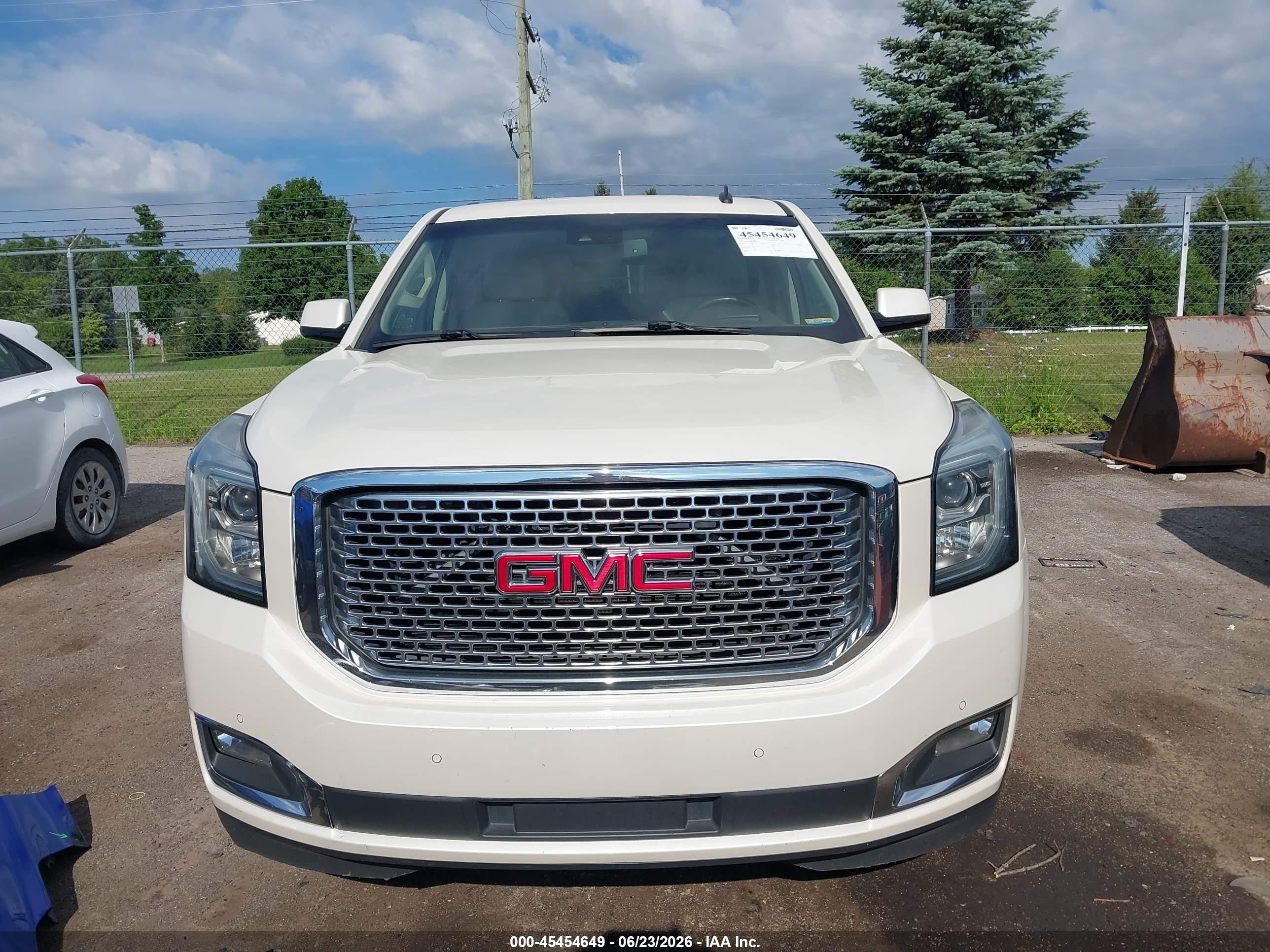 2015 Gmc Yukon Xl 1500 Denali White vin: 1GKS2JKJ8FR309173