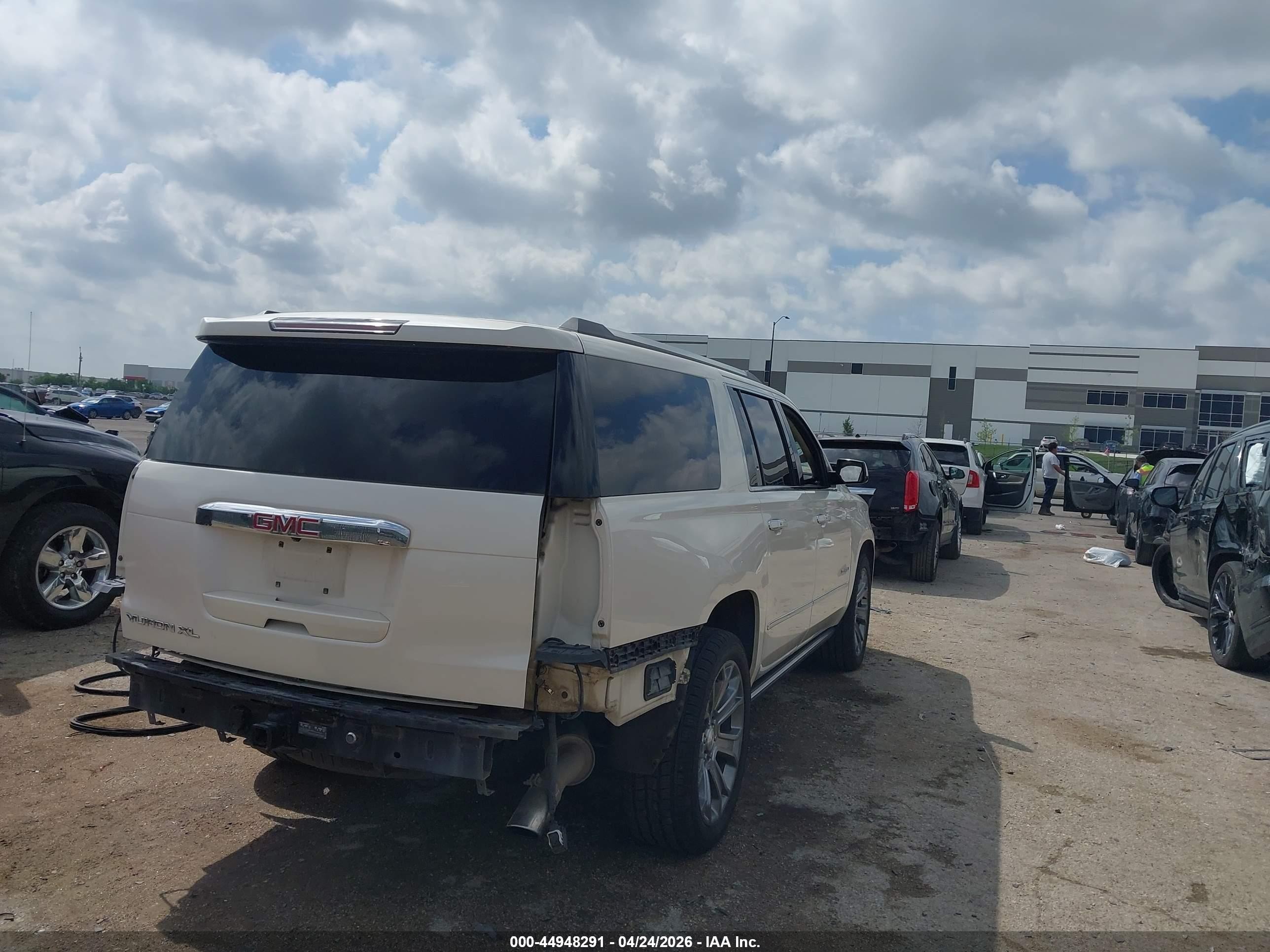 2015 Gmc Yukon Xl 1500 Denali White vin: 1GKS2JKJ8FR515559