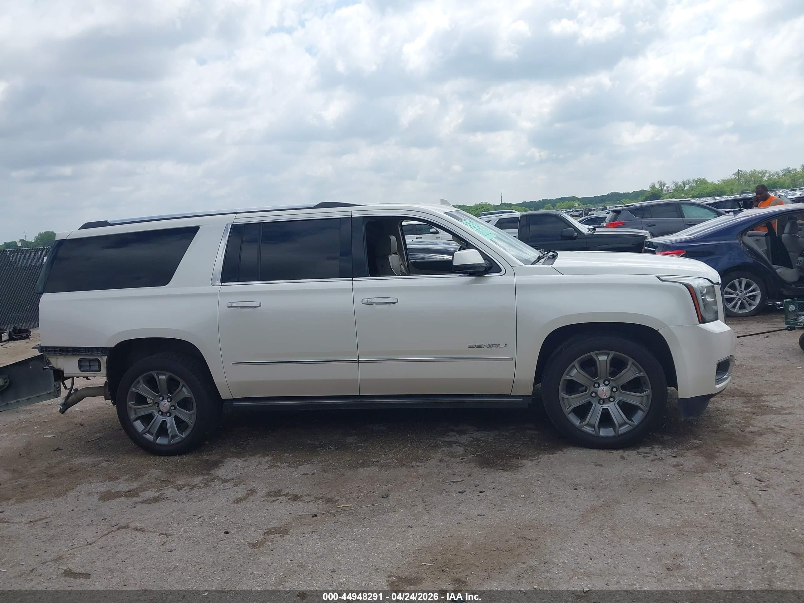 2015 Gmc Yukon Xl 1500 Denali White vin: 1GKS2JKJ8FR515559
