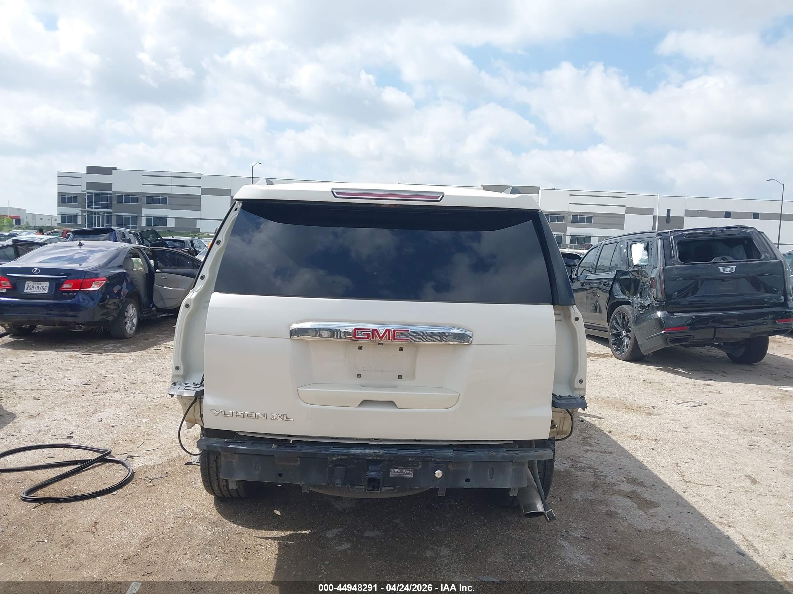 2015 Gmc Yukon Xl 1500 Denali White vin: 1GKS2JKJ8FR515559