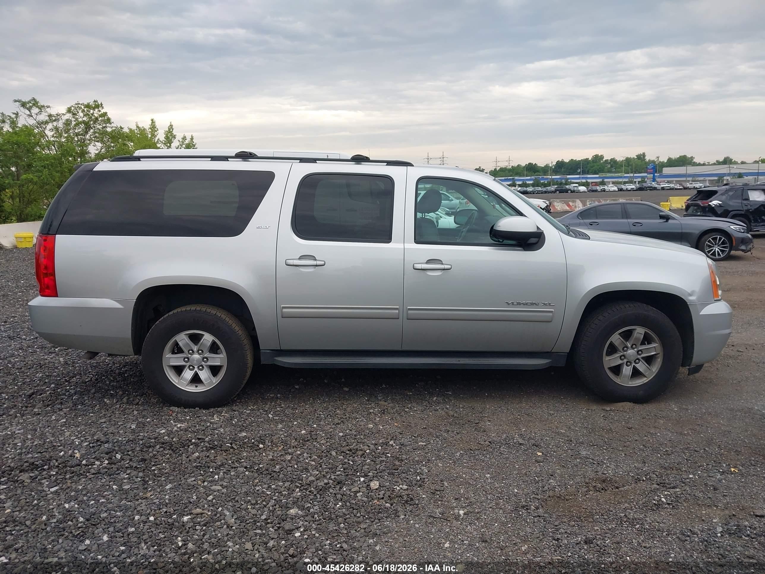 2013 Gmc Yukon Xl 1500 Slt Серебряный vin: 1GKS2KE79DR268412