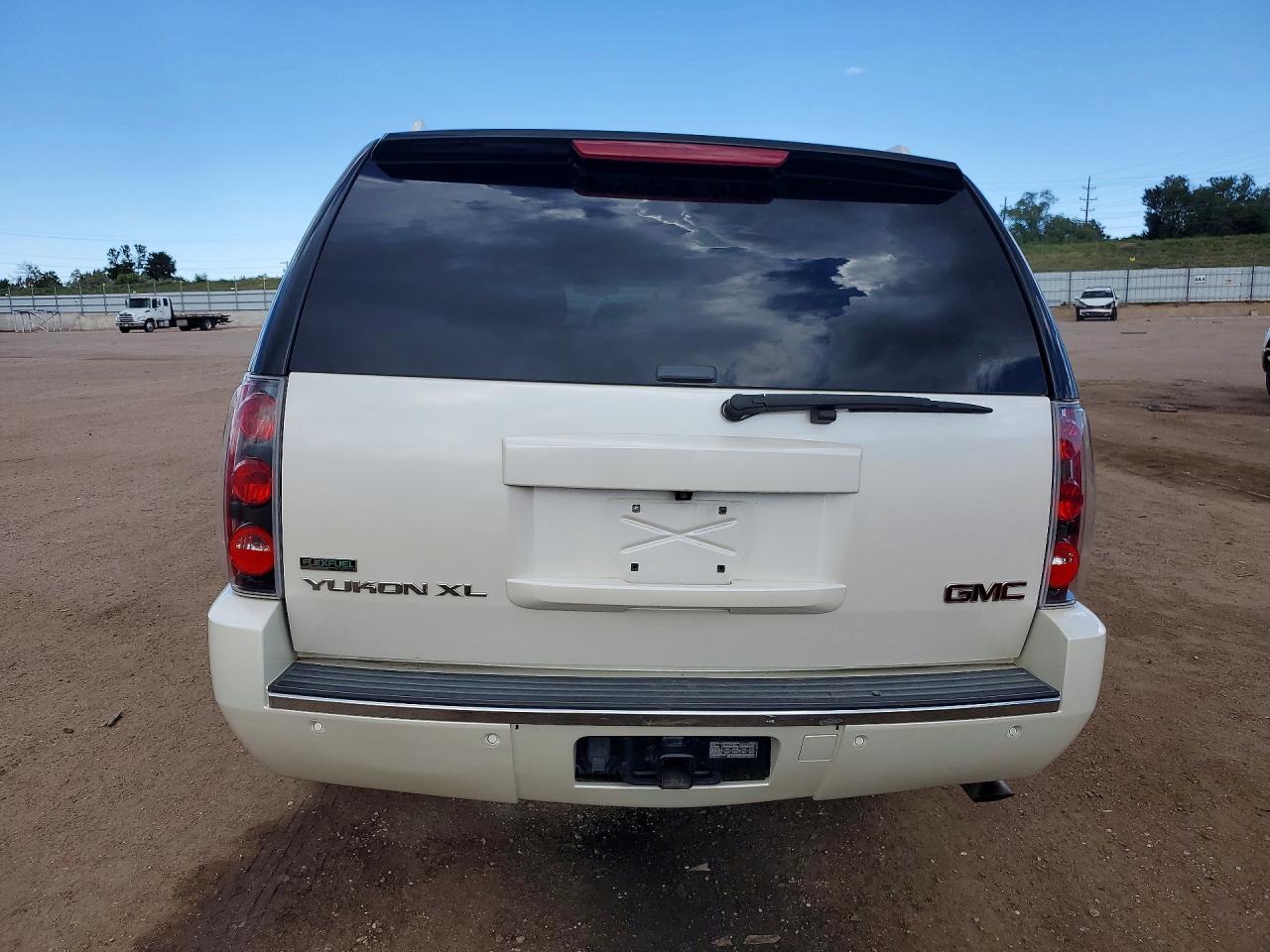 2011 Gmc Yukon Xl Denali Cream vin: 1GKS2MEF0BR394528
