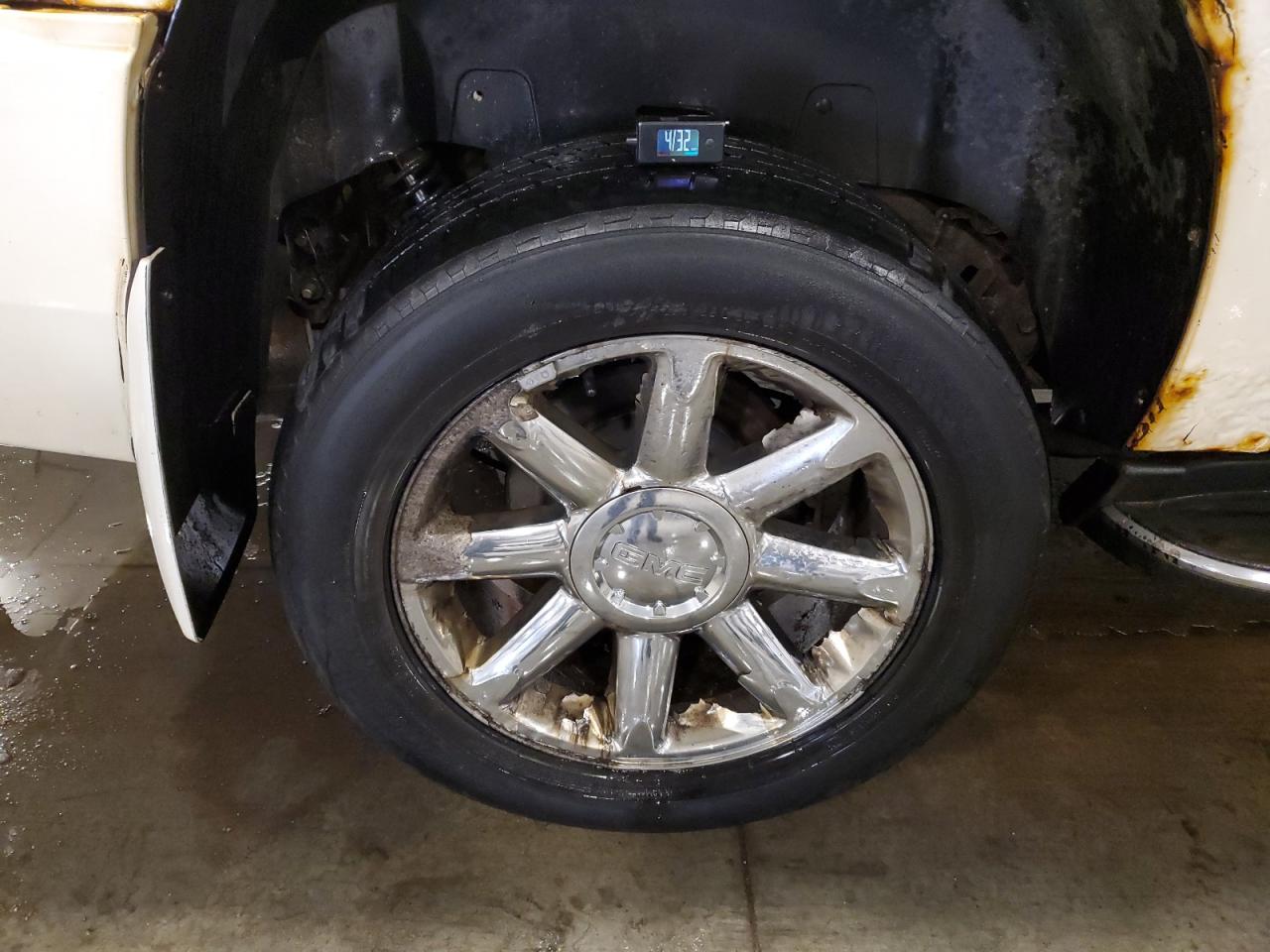2012 Gmc Yukon Xl Denali White vin: 1GKS2MEF0CR159788 Damage: Right Rear Wheel, Corrosion, > 12 Inches