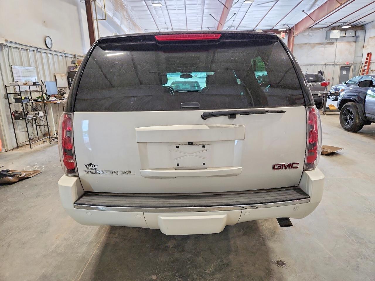 2013 Gmc Yukon Xl Denali Белый vin: 1GKS2MEF0DR158397
