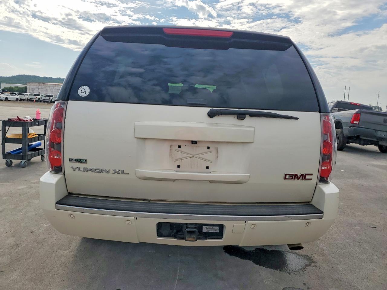 2011 Gmc Yukon Xl Denali Кремовый vin: 1GKS2MEF1BR373932