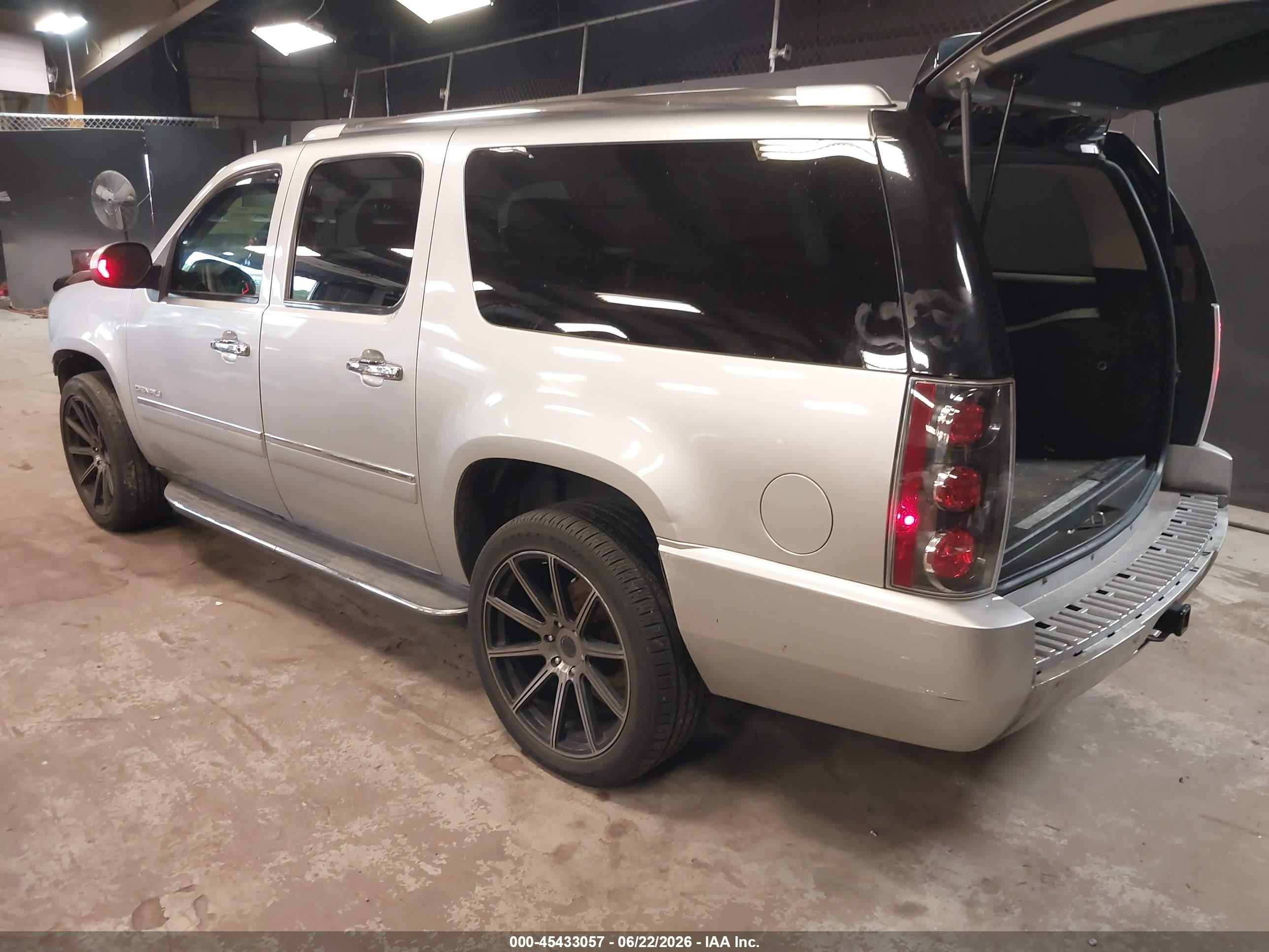 2014 Gmc Yukon Xl 1500 Denali Silver vin: 1GKS2MEF1ER176229