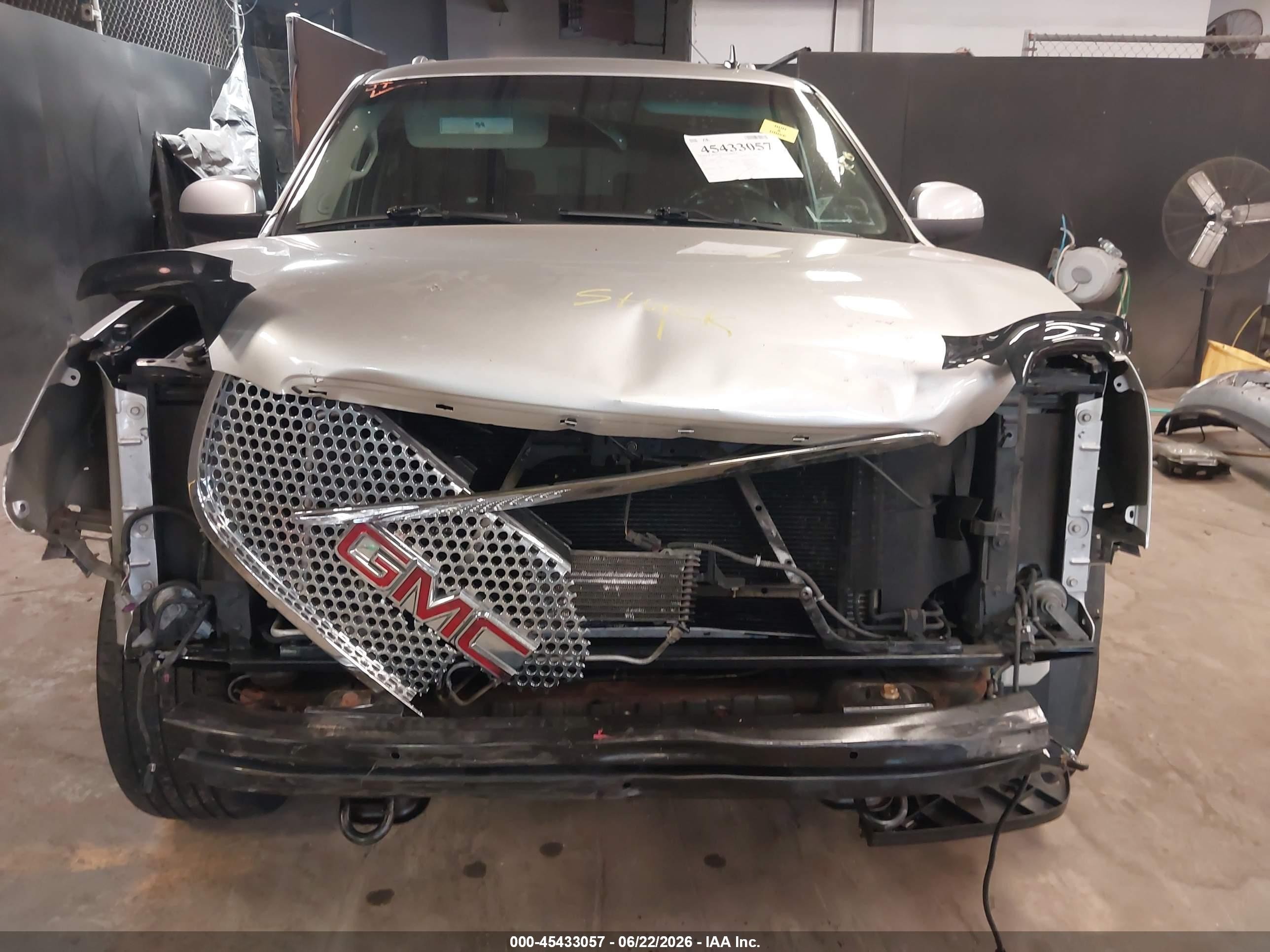 2014 Gmc Yukon Xl 1500 Denali Silver vin: 1GKS2MEF1ER176229