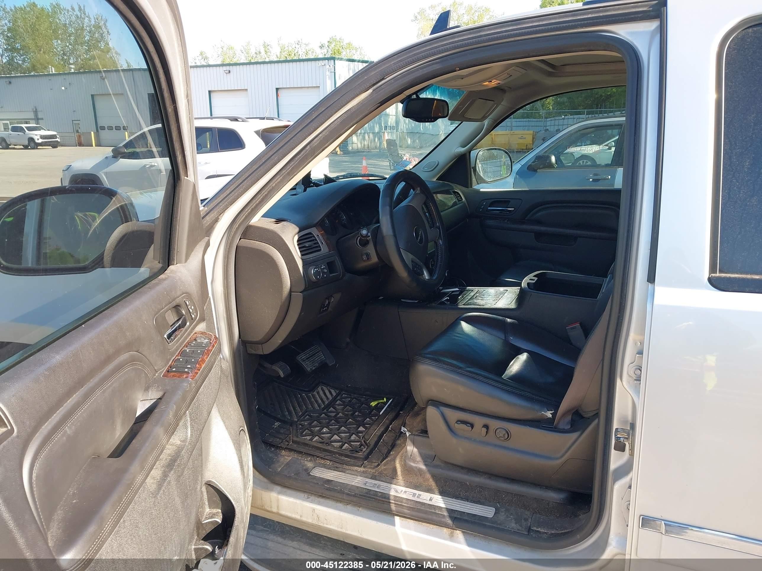 2014 Gmc Yukon Xl 1500 Denali Silver vin: 1GKS2MEF1ER217328