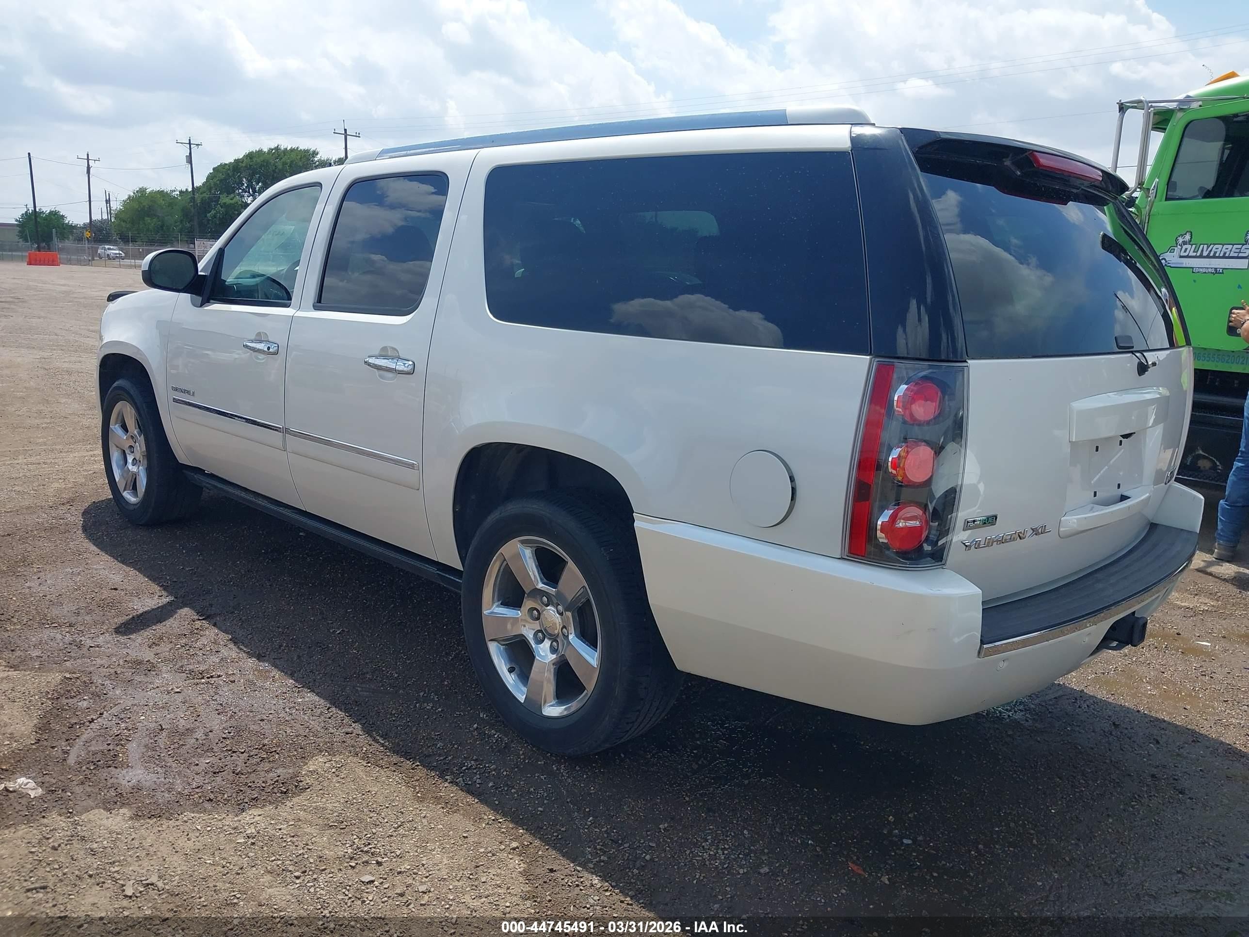 2011 Gmc Yukon Xl 1500 Denali White vin: 1GKS2MEF2BR259339