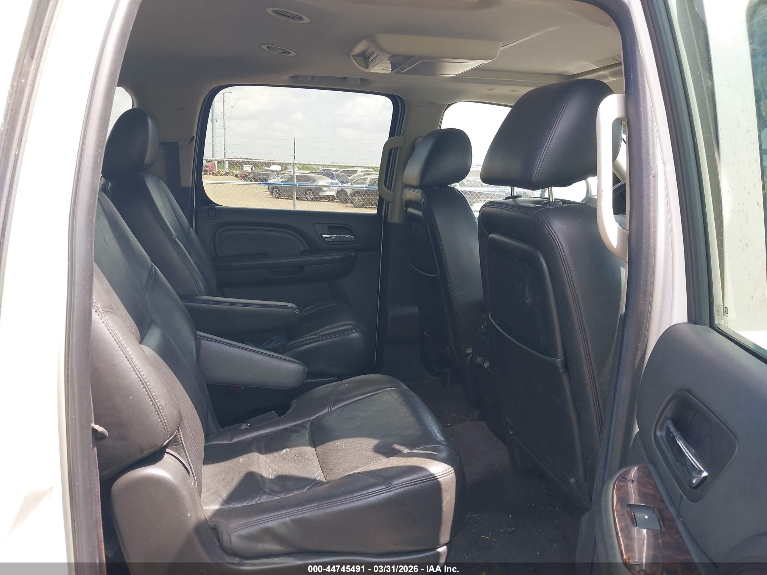 2011 Gmc Yukon Xl 1500 Denali White vin: 1GKS2MEF2BR259339