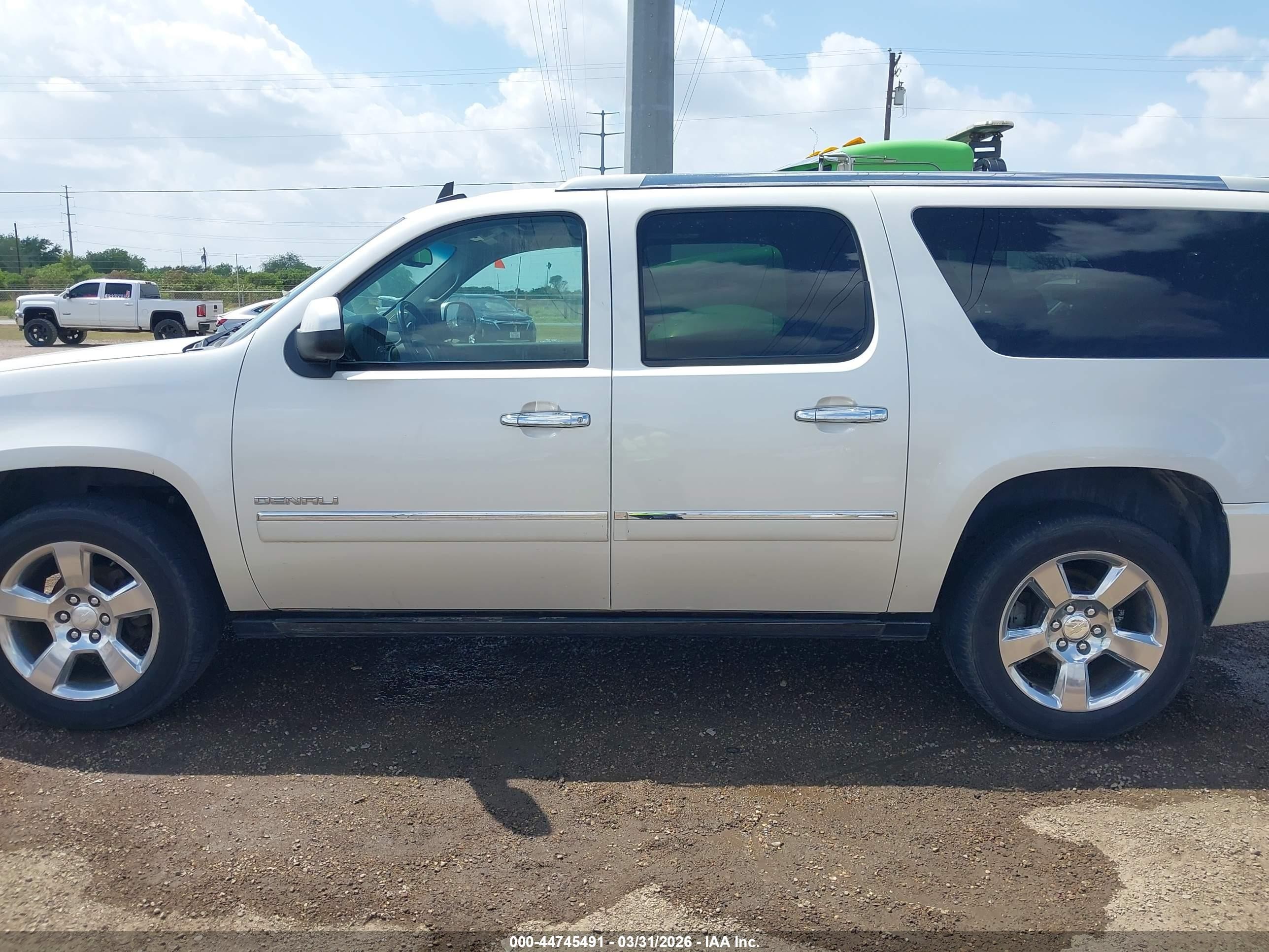 2011 Gmc Yukon Xl 1500 Denali White vin: 1GKS2MEF2BR259339