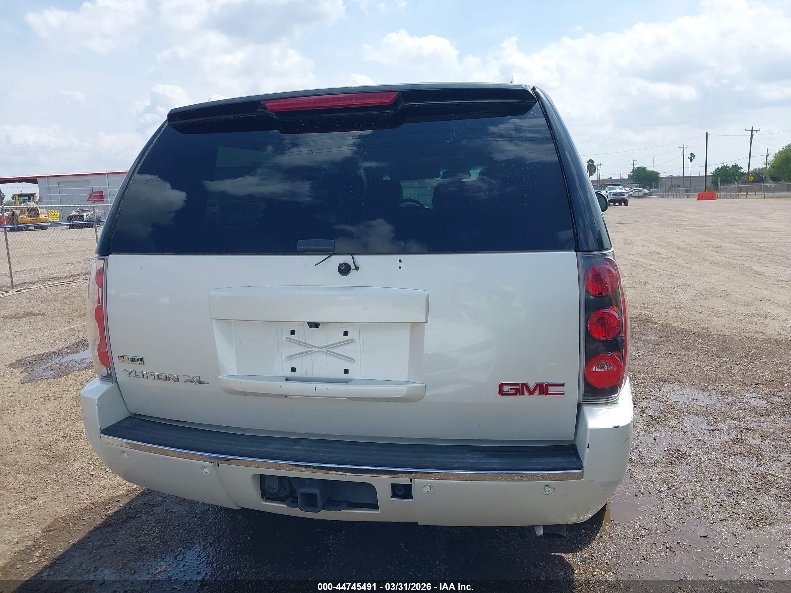 2011 Gmc Yukon Xl 1500 Denali White vin: 1GKS2MEF2BR259339