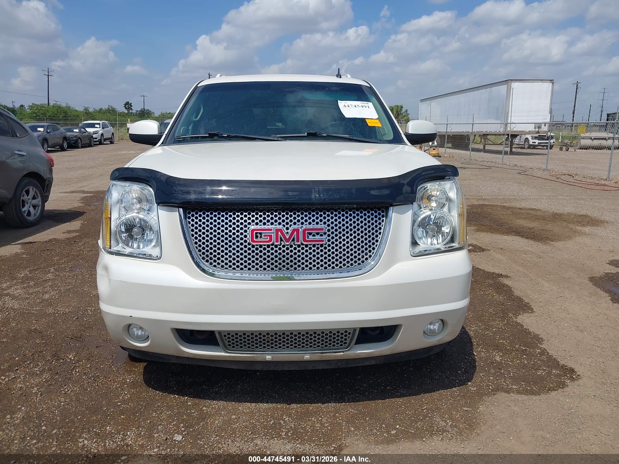 2011 Gmc Yukon Xl 1500 Denali White vin: 1GKS2MEF2BR259339
