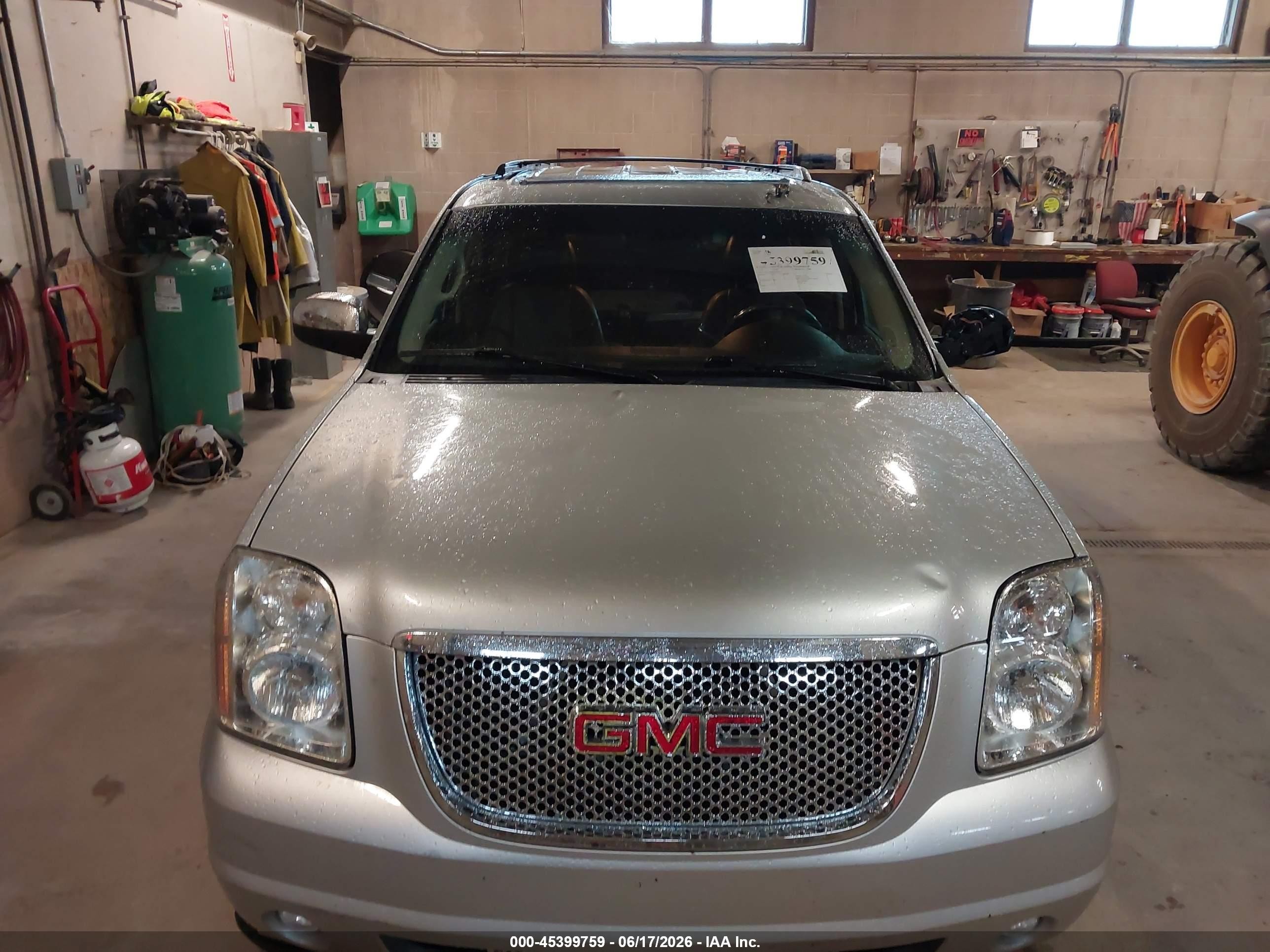 2014 Gmc Yukon Xl 1500 Denali Silver vin: 1GKS2MEF3ER106151