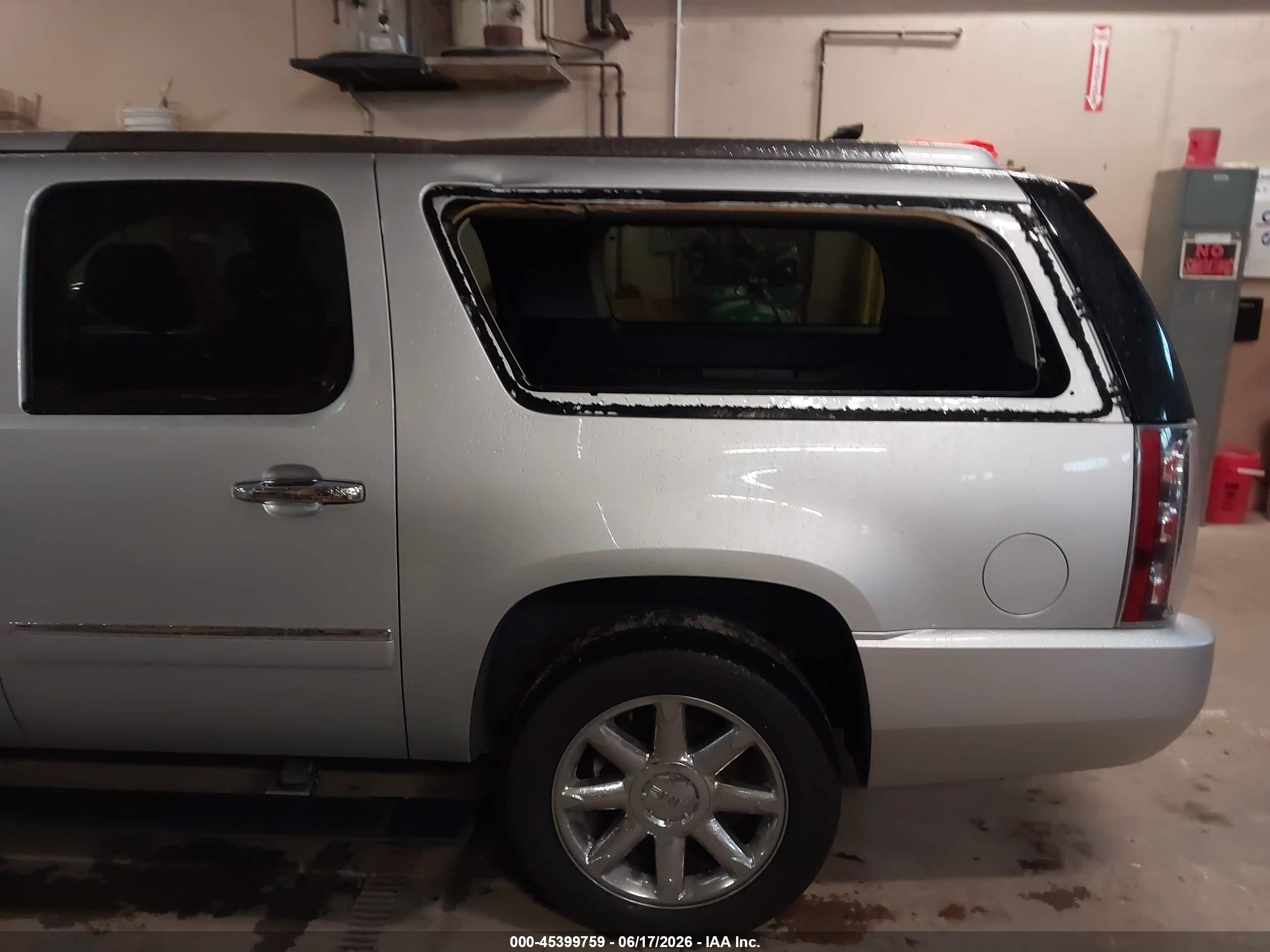 2014 Gmc Yukon Xl 1500 Denali Silver vin: 1GKS2MEF3ER106151