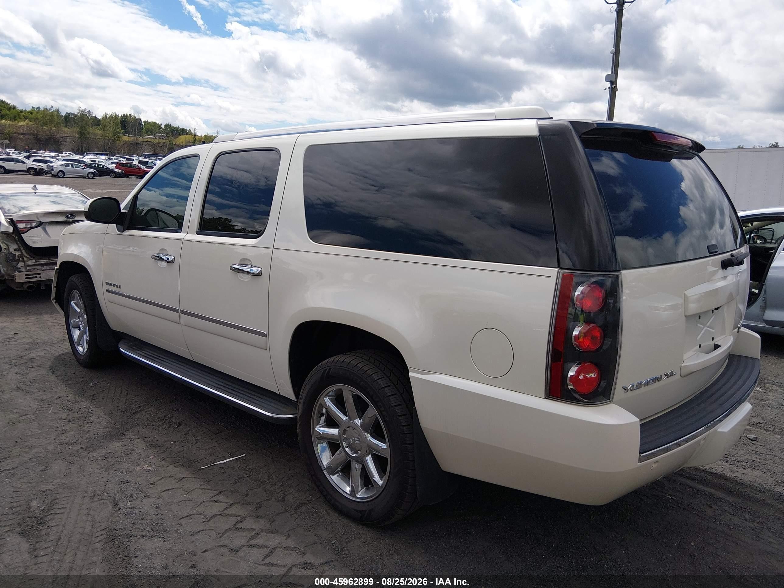 2014 Gmc Yukon Xl 1500 Denali White vin: 1GKS2MEF4ER172918