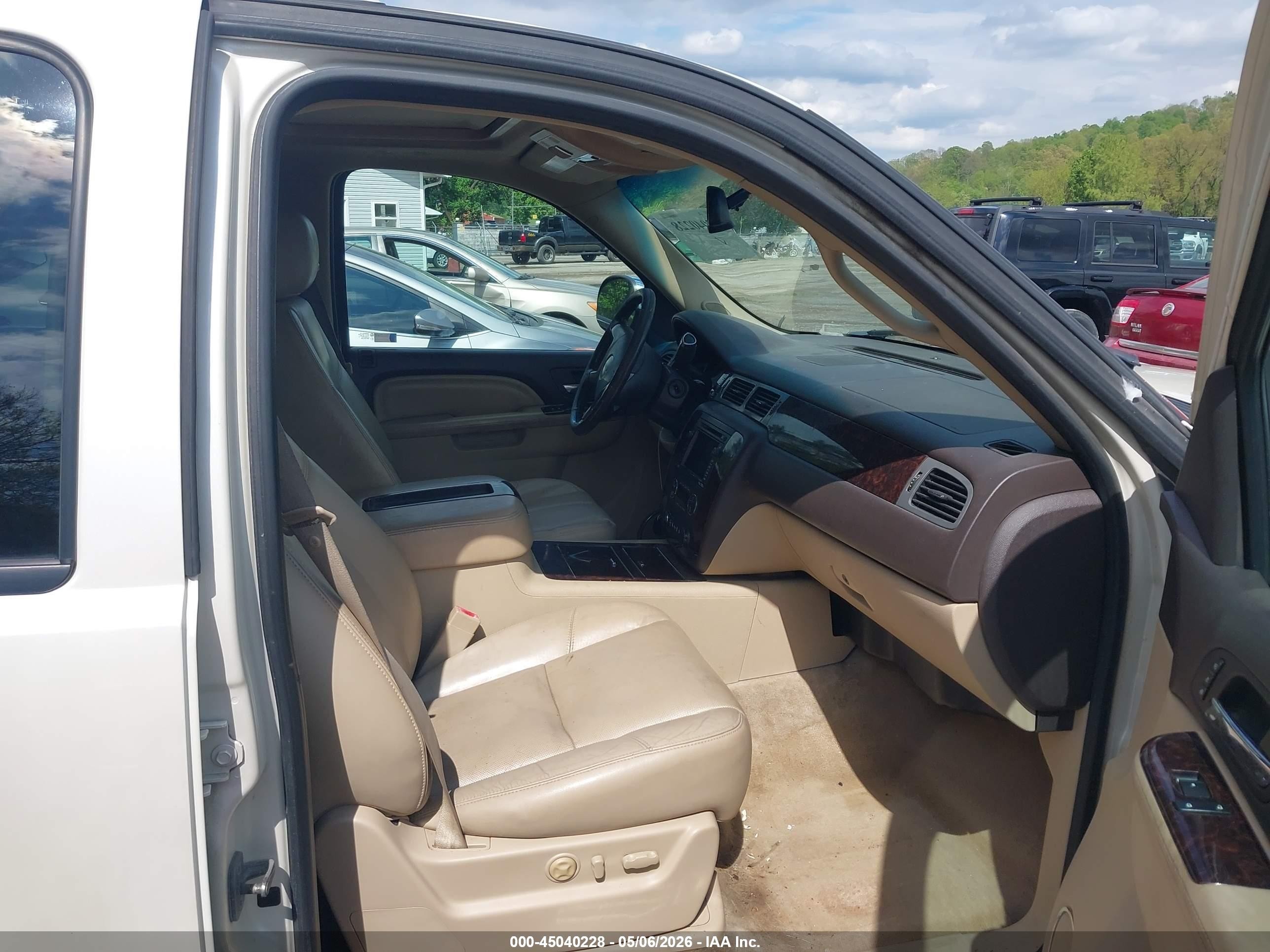 2011 Gmc Yukon Xl 1500 Denali Cream vin: 1GKS2MEF7BR362935