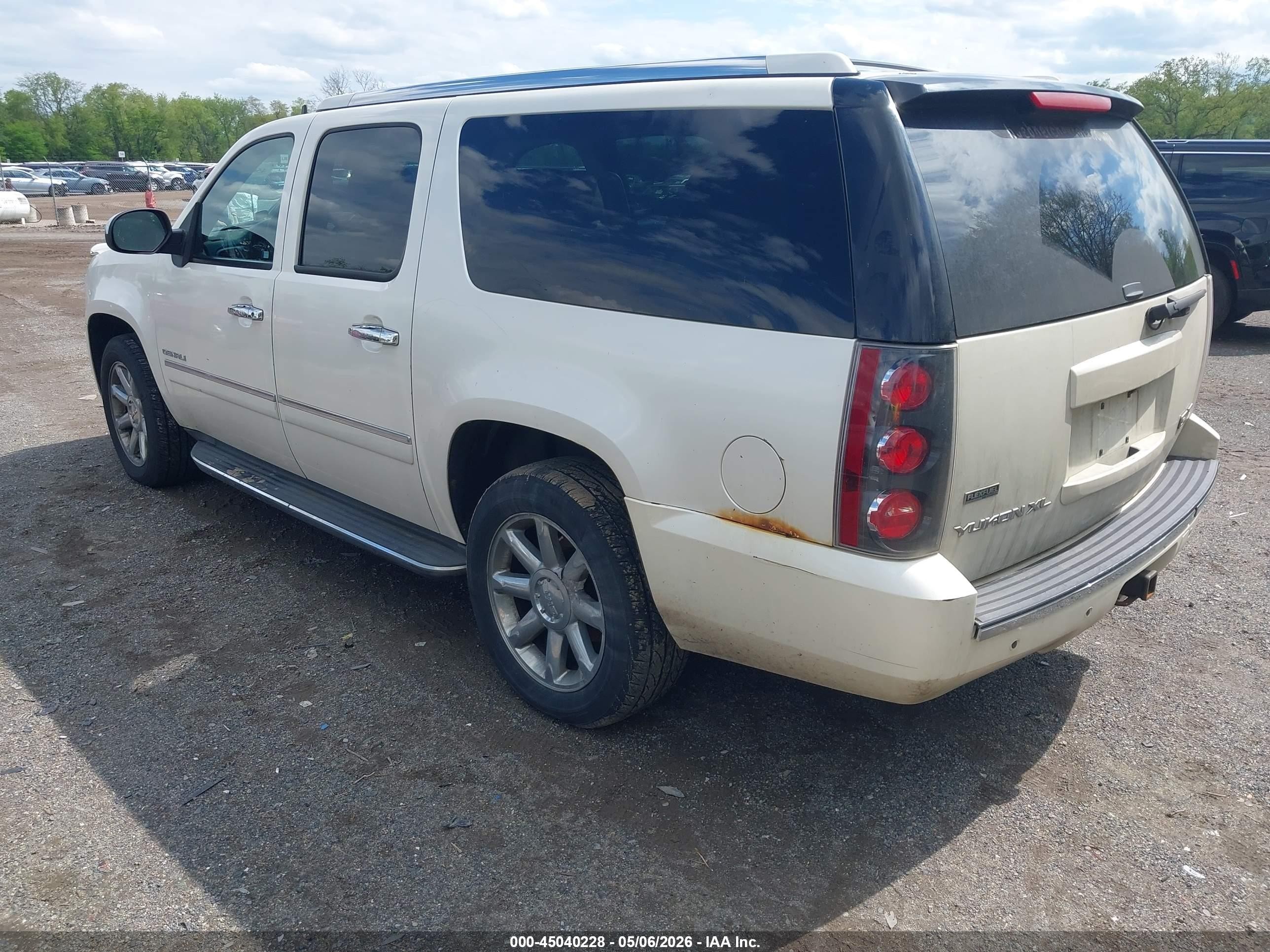 2011 Gmc Yukon Xl 1500 Denali Cream vin: 1GKS2MEF7BR362935