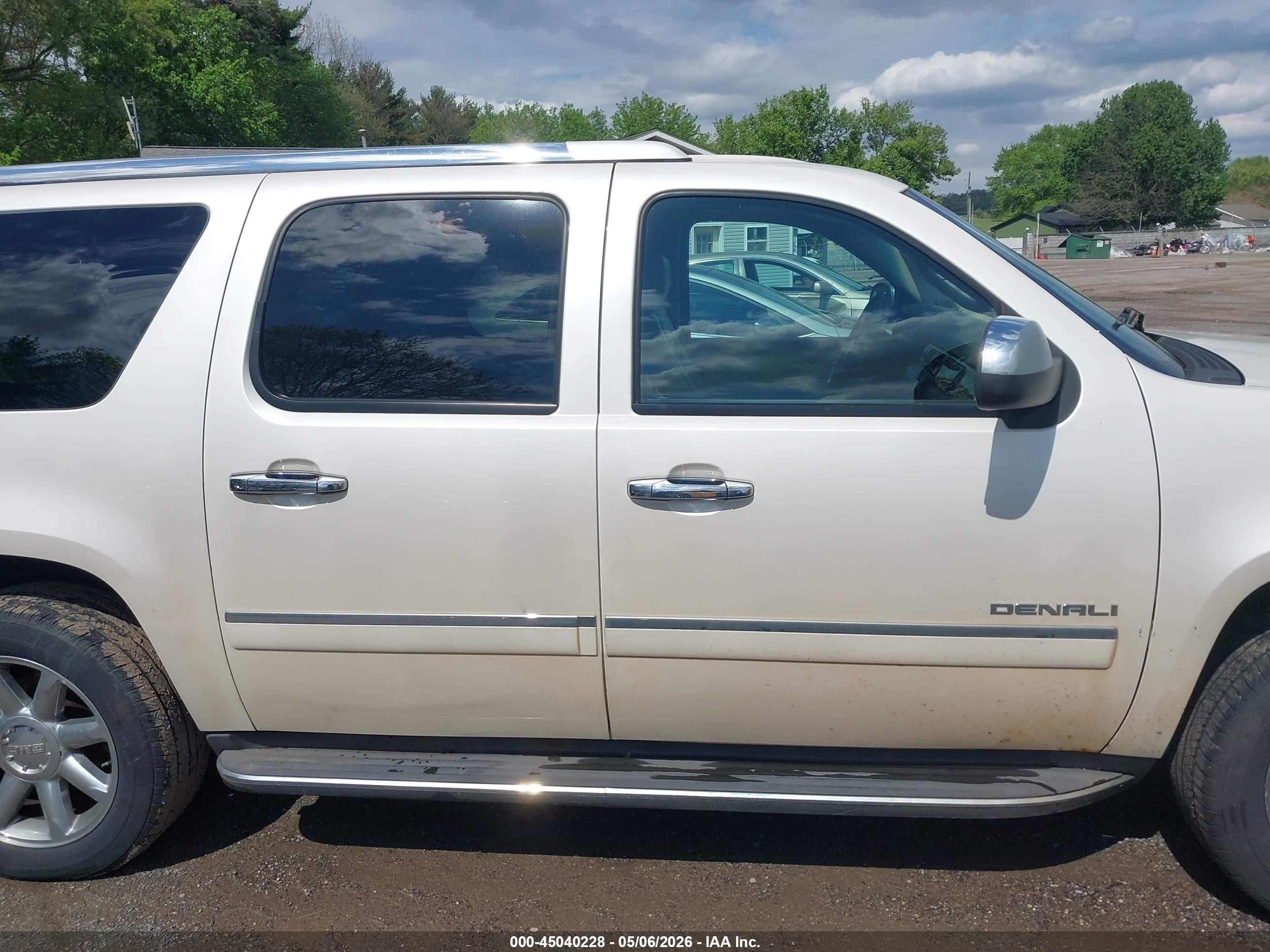 2011 Gmc Yukon Xl 1500 Denali Cream vin: 1GKS2MEF7BR362935