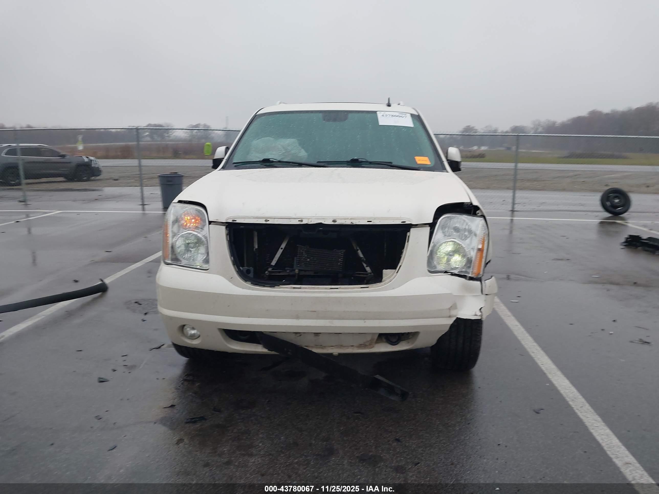 2013 Gmc Yukon Xl 1500 Denali White vin: 1GKS2MEF7DR368916
