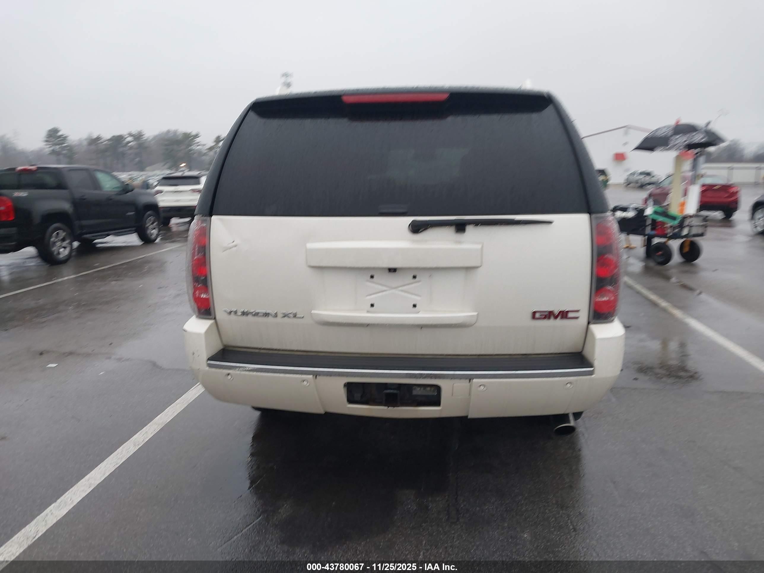 2013 Gmc Yukon Xl 1500 Denali White vin: 1GKS2MEF7DR368916