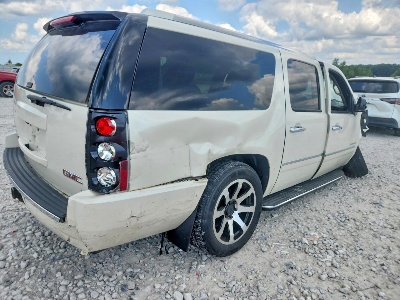 2014 Gmc Yukon Xl Denali White vin: 1GKS2MEF7ER237924
