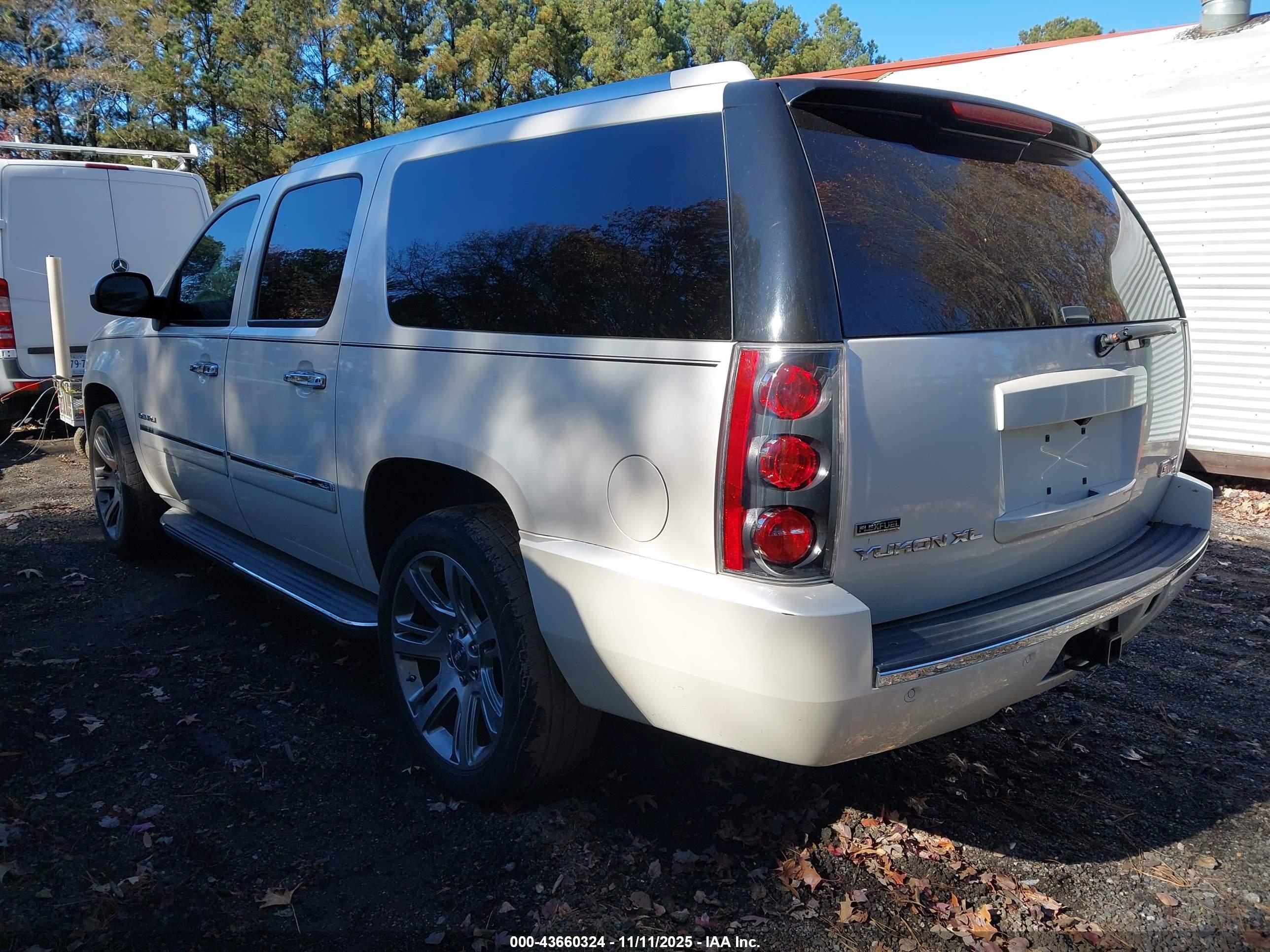 2011 Gmc Yukon Xl 1500 Denali White vin: 1GKS2MEF8BR271284