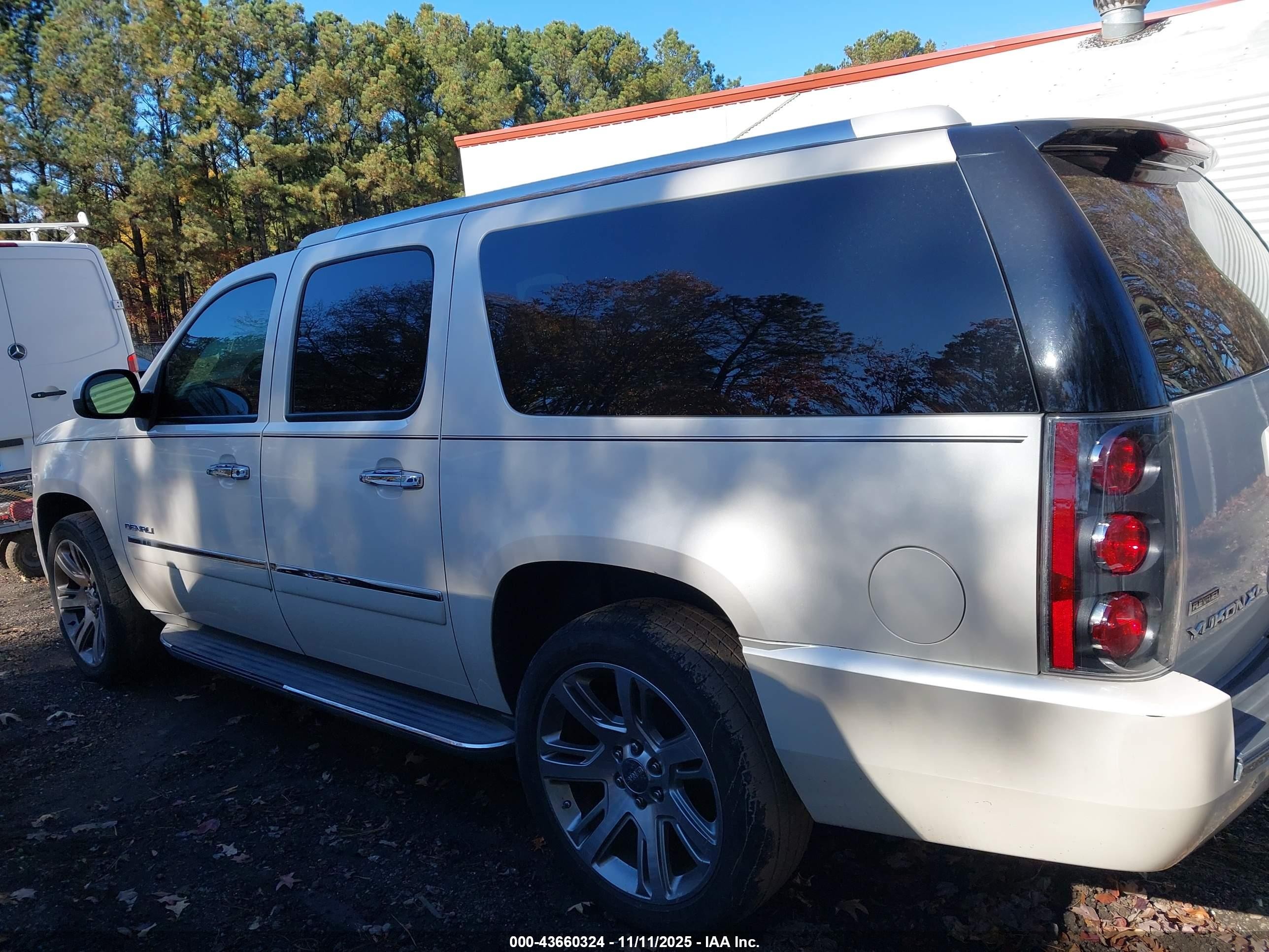2011 Gmc Yukon Xl 1500 Denali White vin: 1GKS2MEF8BR271284