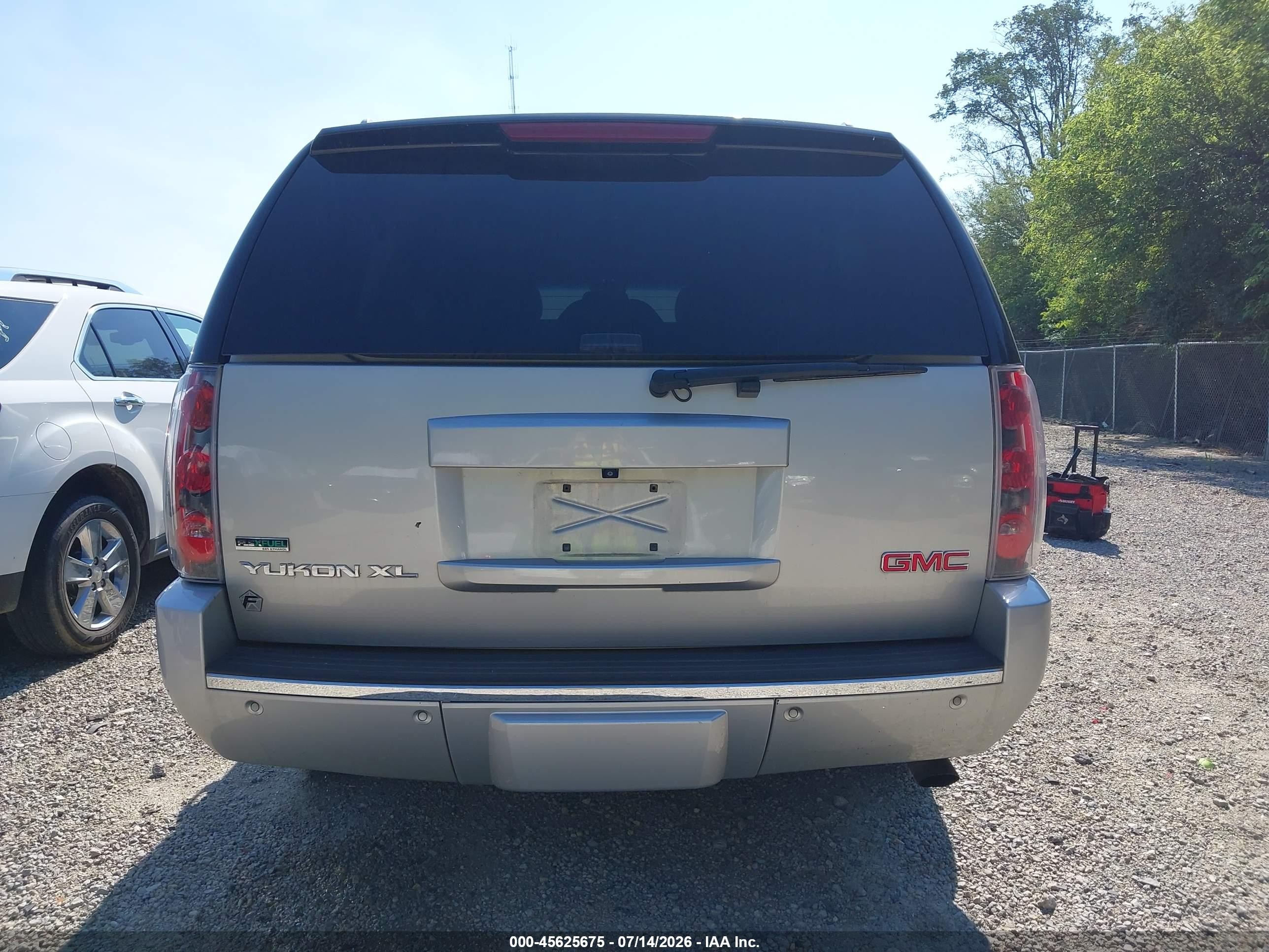 2011 Gmc Yukon Xl 1500 Denali Silver vin: 1GKS2MEF9BR133768