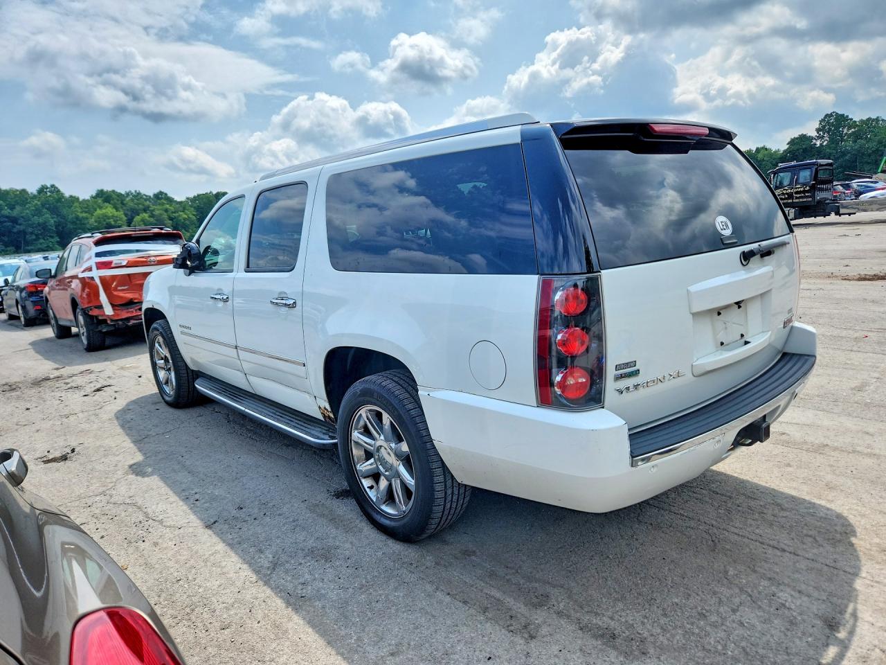 2011 Gmc Yukon Xl Denali White vin: 1GKS2MEFXBR105039