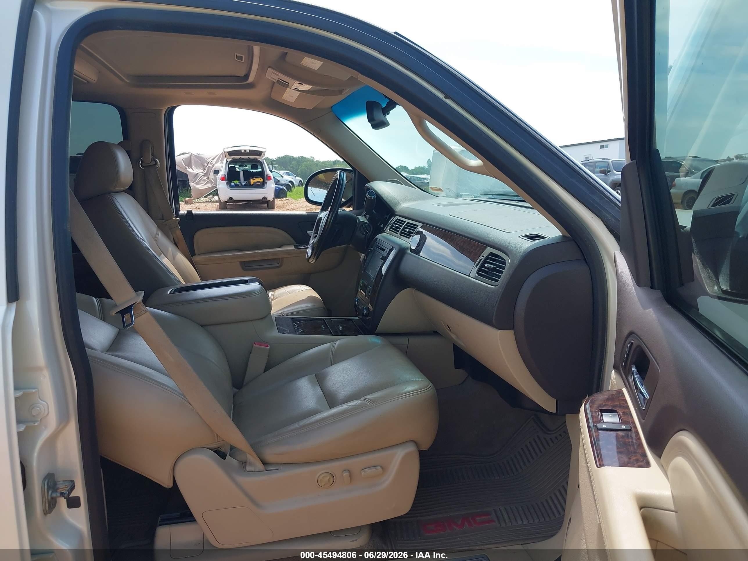 2013 Gmc Yukon Xl 1500 Denali White vin: 1GKS2MEFXDR241710