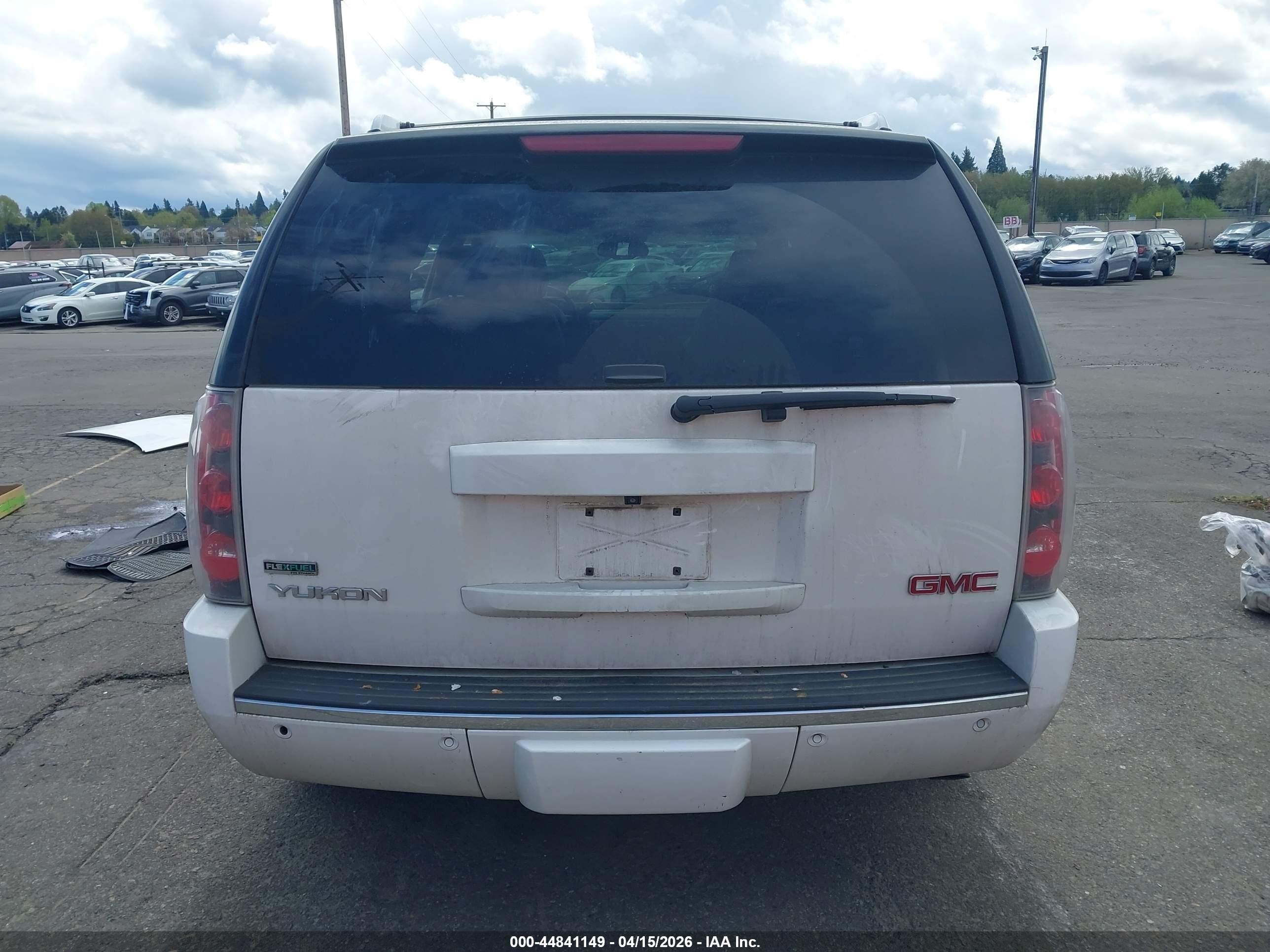 2010 Gmc Yukon Denali White vin: 1GKUKEEF2AR197695