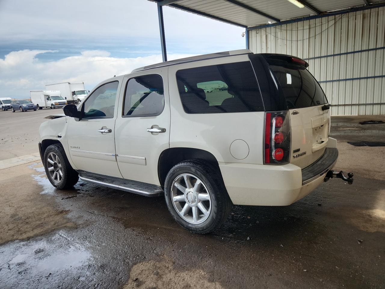 2010 Gmc Yukon Denali White vin: 1GKUKEEF4AR224931 Damage: Left Qtr Panel, Chipped, 1