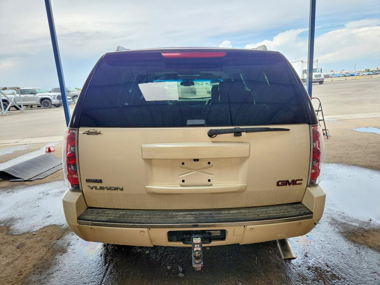 2010 Gmc Yukon Denali White vin: 1GKUKEEF4AR224931